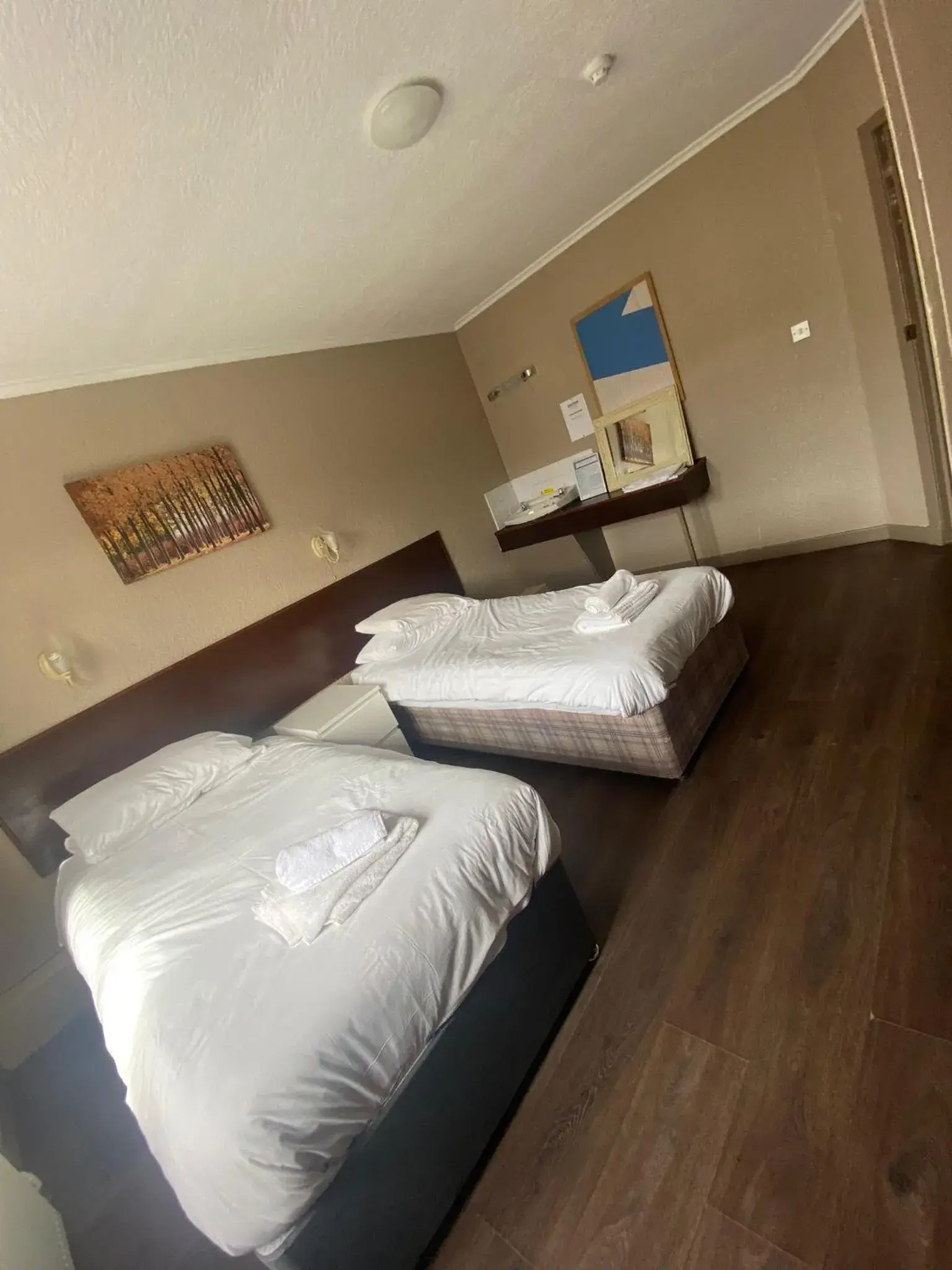 Standard Twin Room with Shared Bathroom in Lomond Park Hotel Standard Twin Room with Shared Bathroom in Lomond Park Hotel