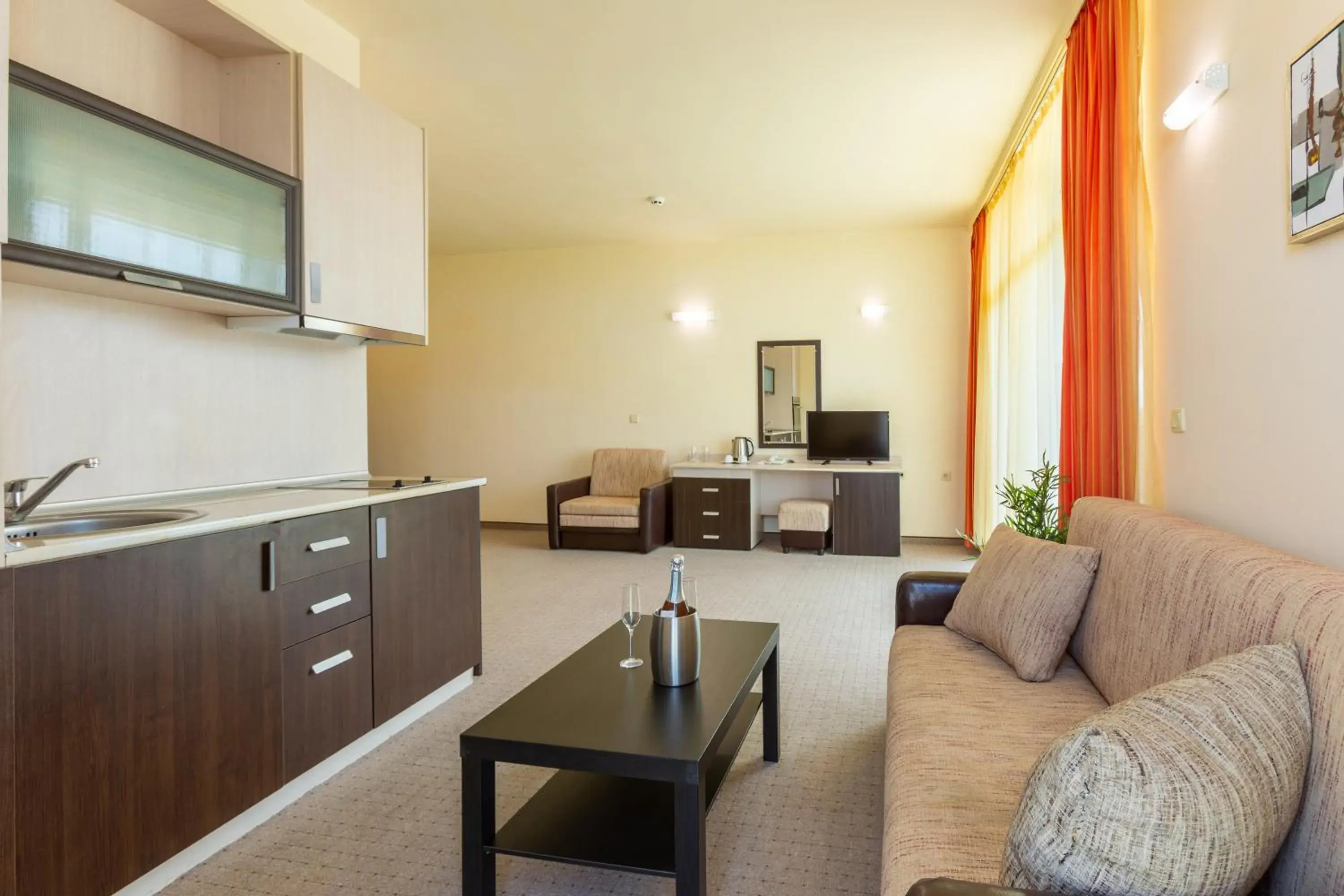 One-Bedroom Apartment with Balcony and Free Parking in Hotel Julia One-Bedroom Apartment with Balcony and Free Parking in Hotel Julia