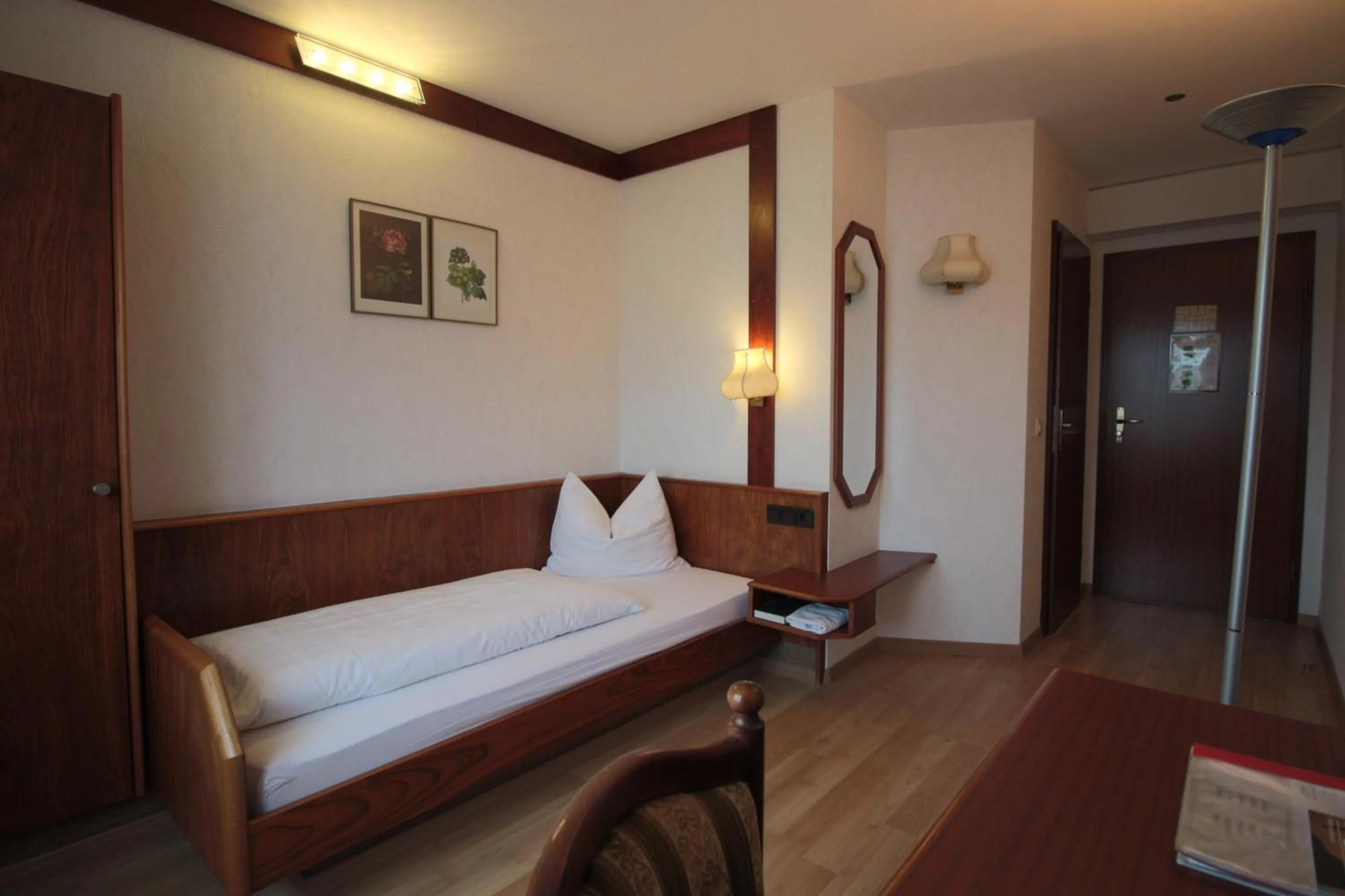 Bedroom, Bed in Hotel-Restaurant und Gästehaus Löwen