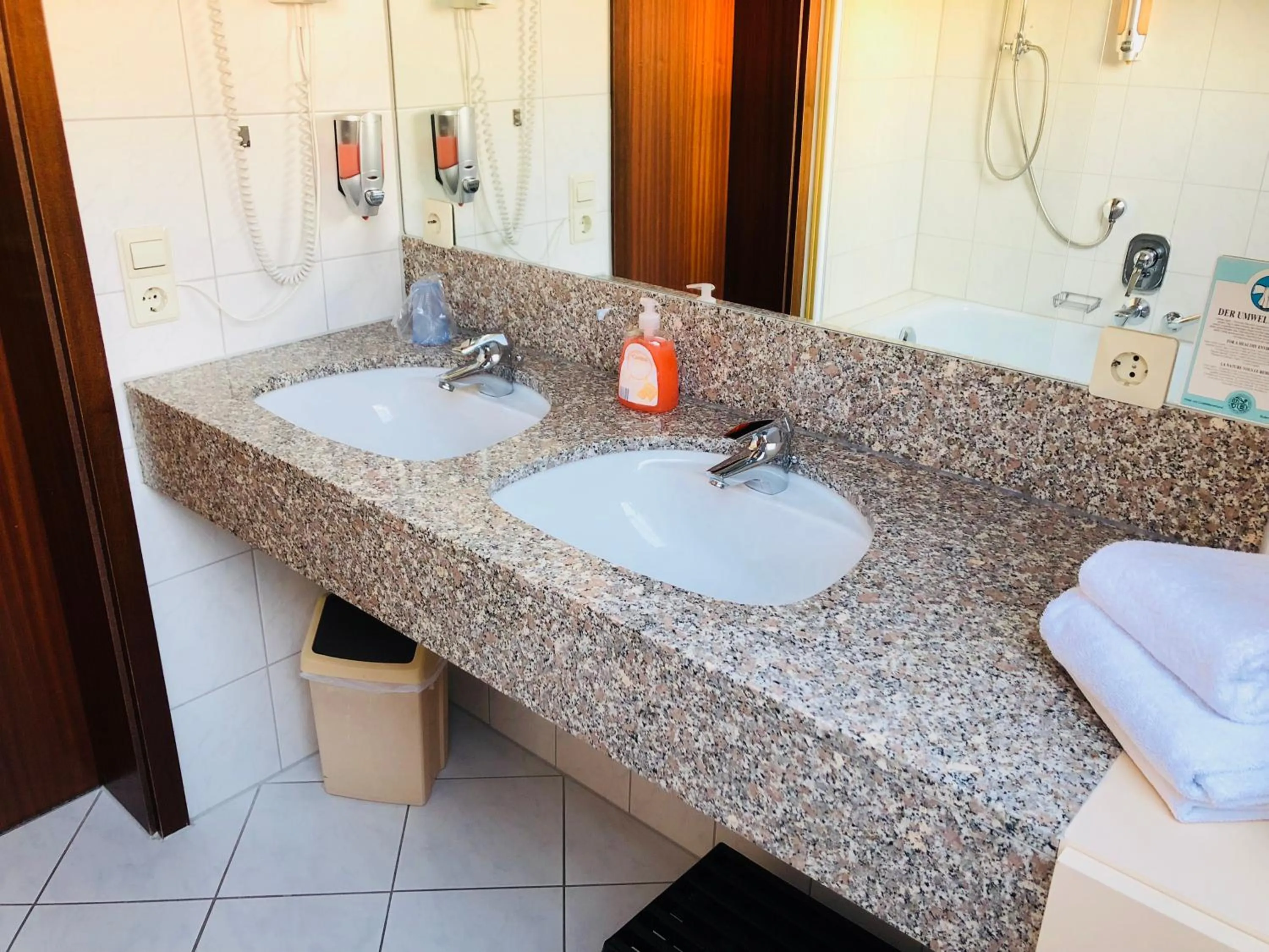 Bathroom in Hotel-Restaurant und Gästehaus Löwen