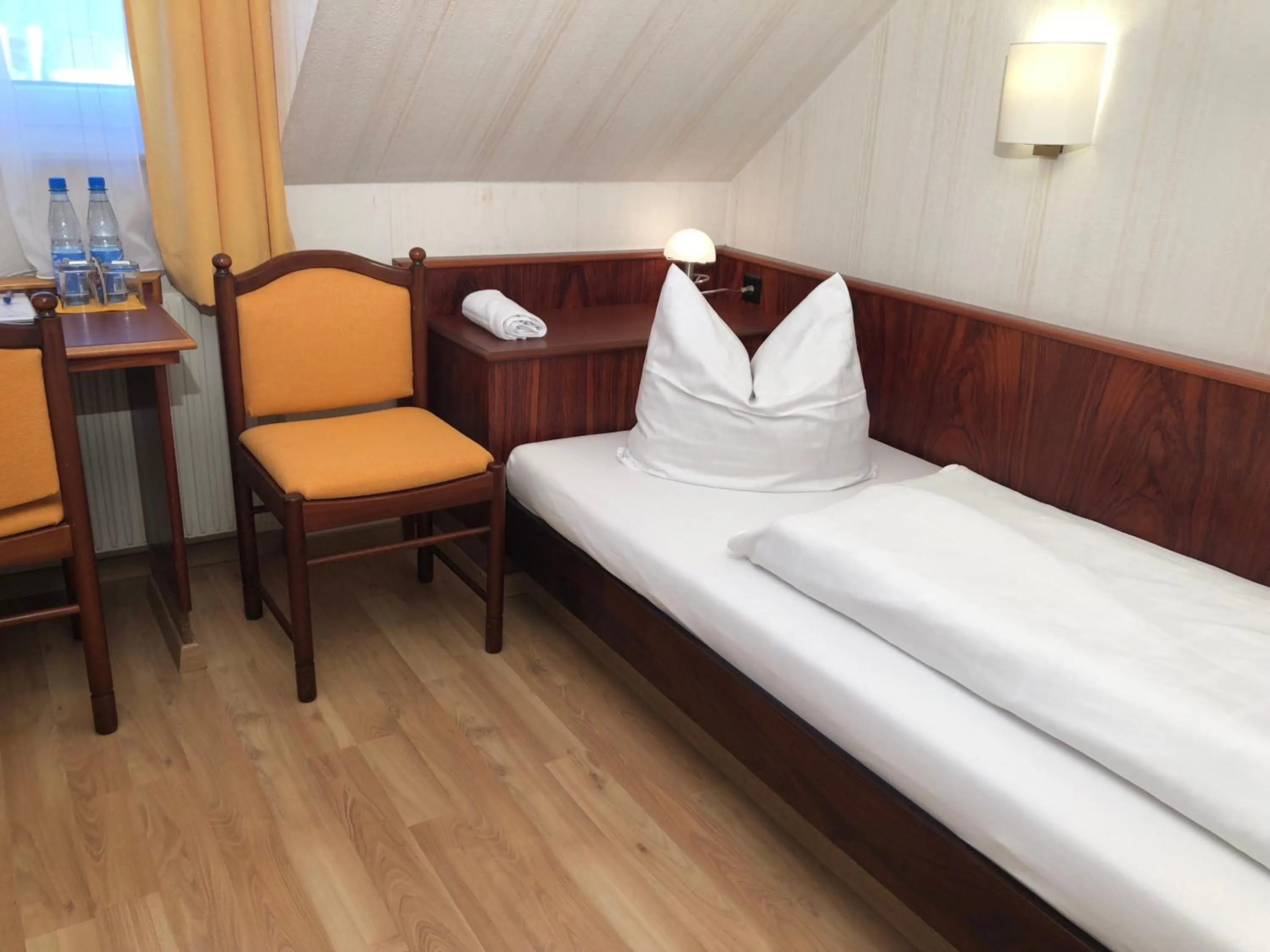 Bedroom, Bed in Hotel-Restaurant und Gästehaus Löwen