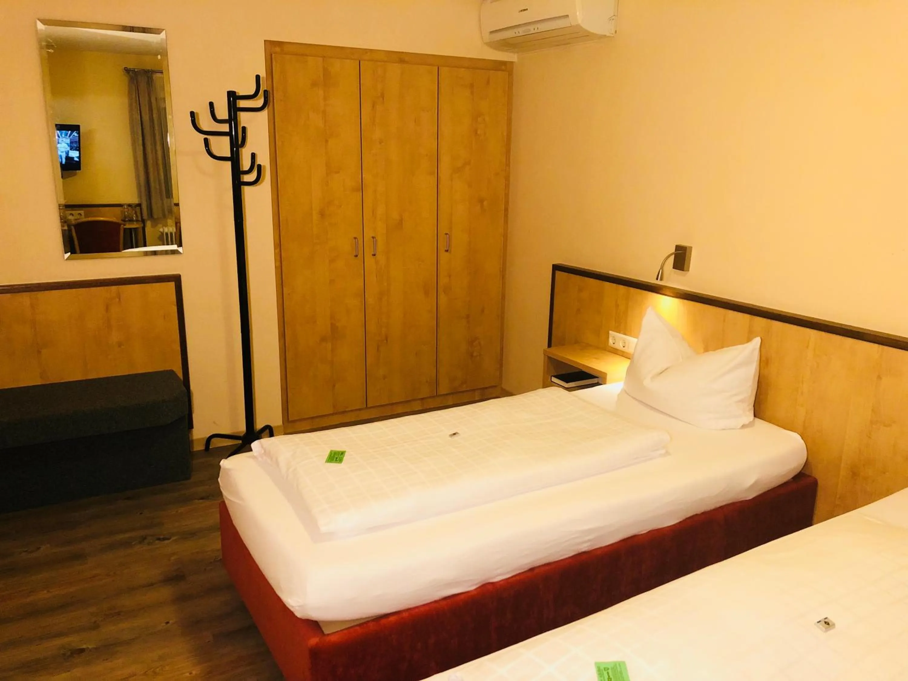 TV and multimedia, Bed in Hotel-Restaurant und Gästehaus Löwen