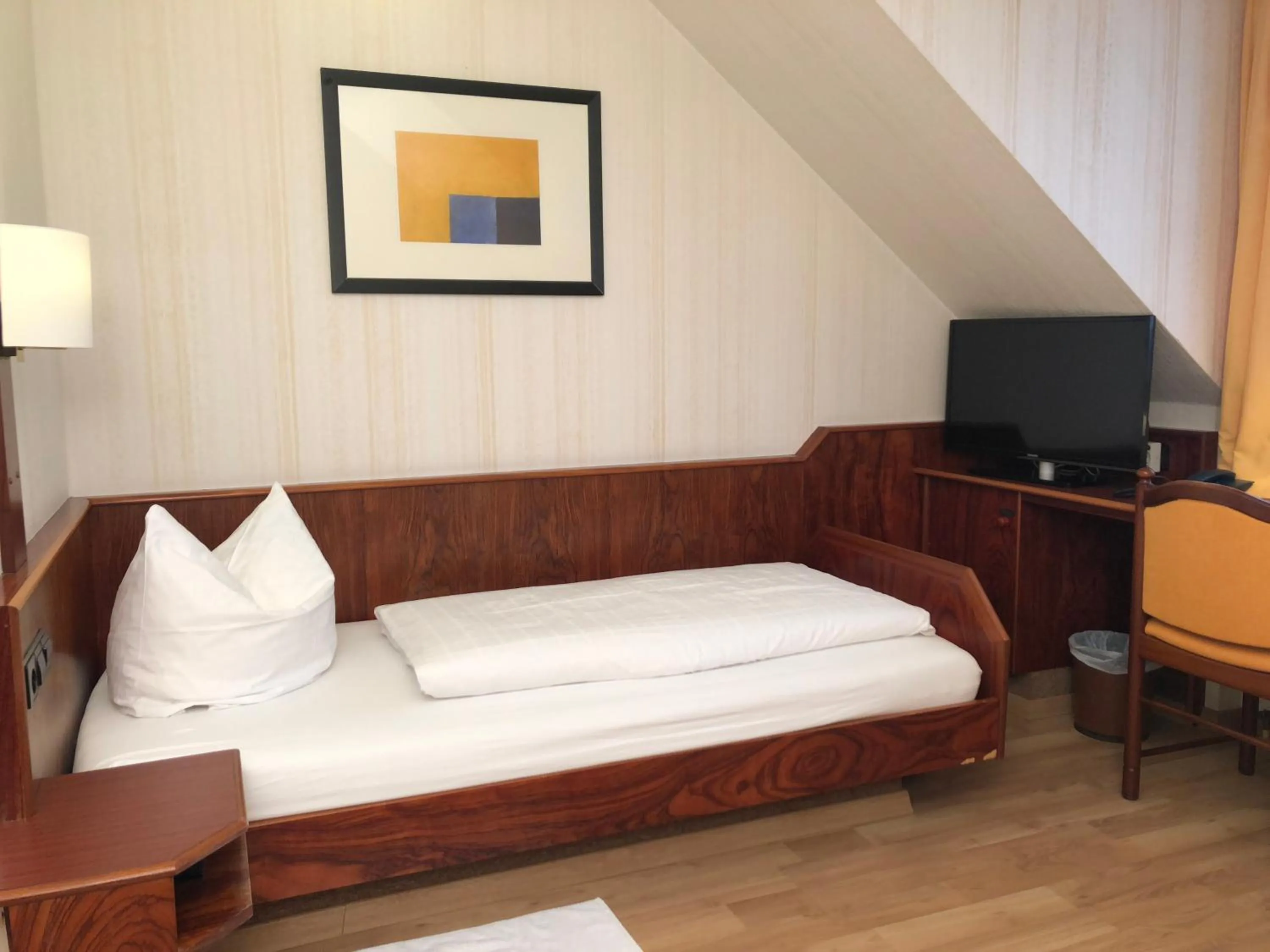 TV and multimedia, Bed in Hotel-Restaurant und Gästehaus Löwen
