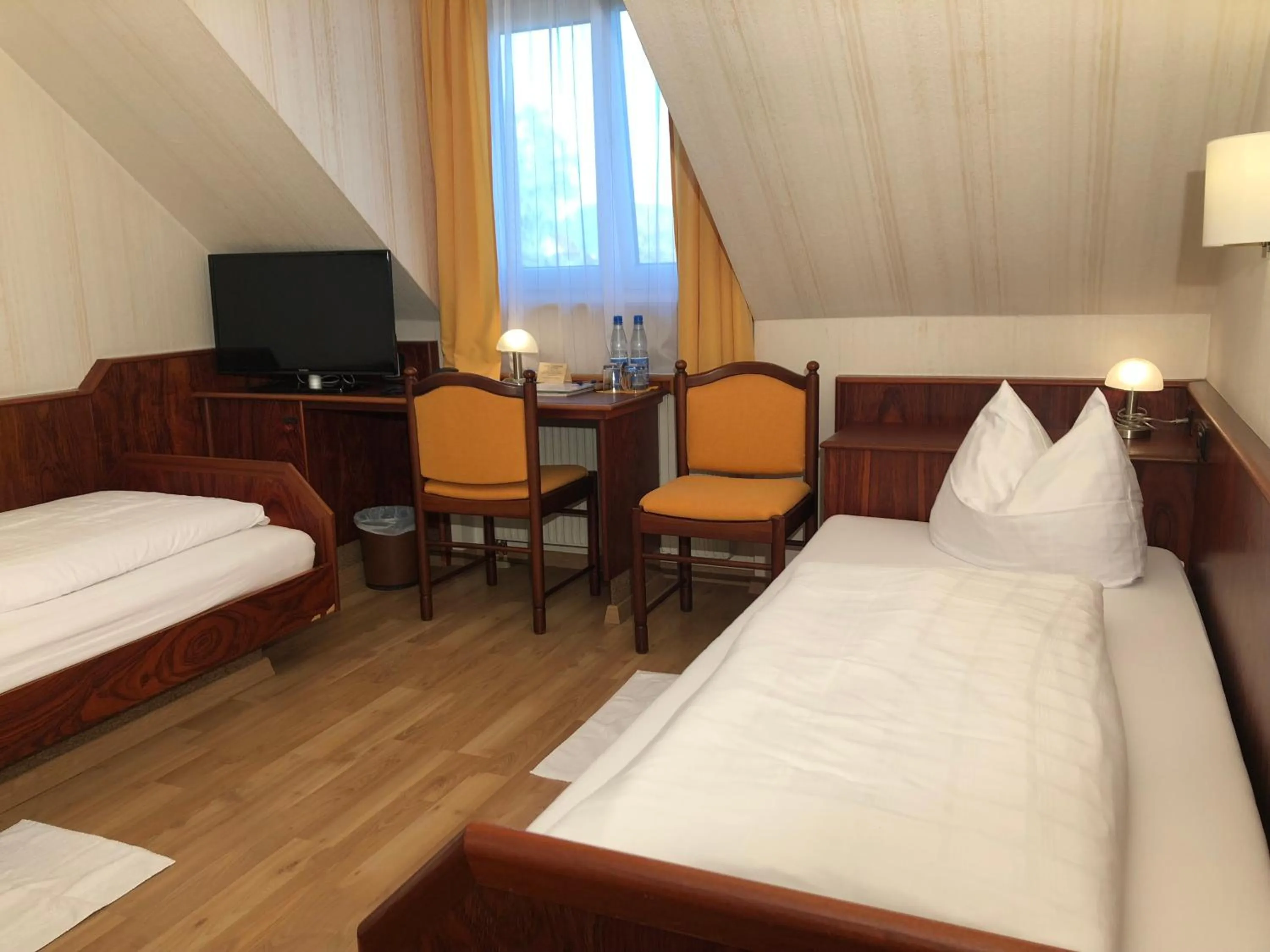 TV and multimedia, Bed in Hotel-Restaurant und Gästehaus Löwen