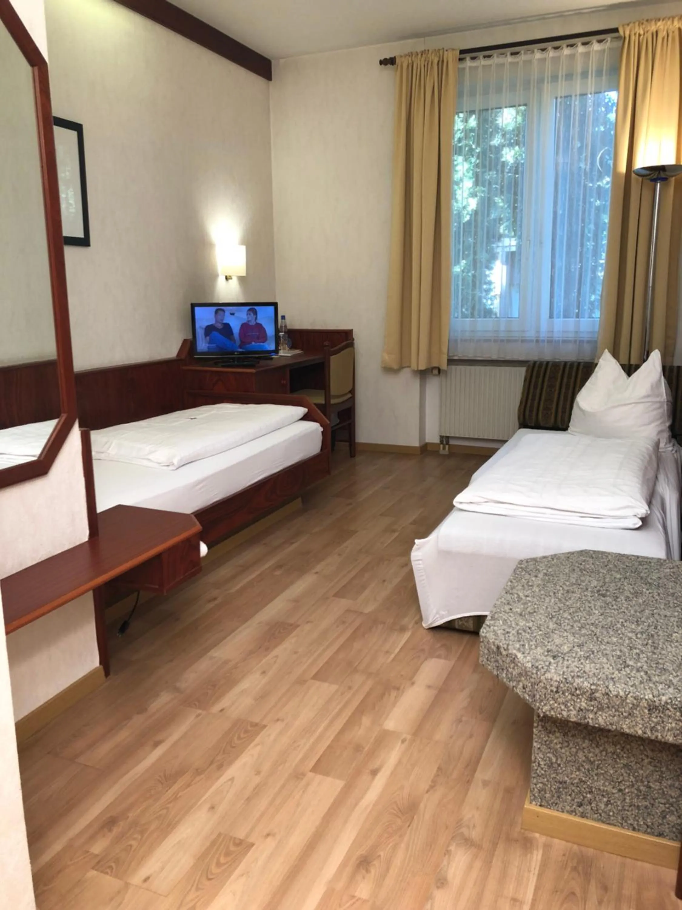 Day, Bed in Hotel-Restaurant und Gästehaus Löwen