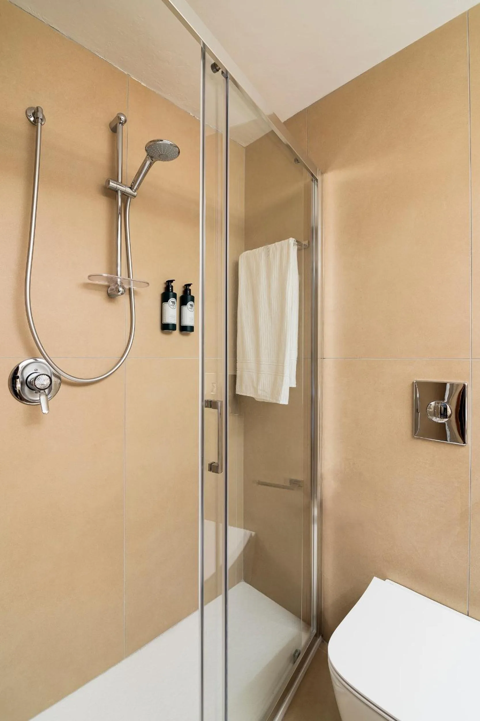 Shower in Hotel Boite