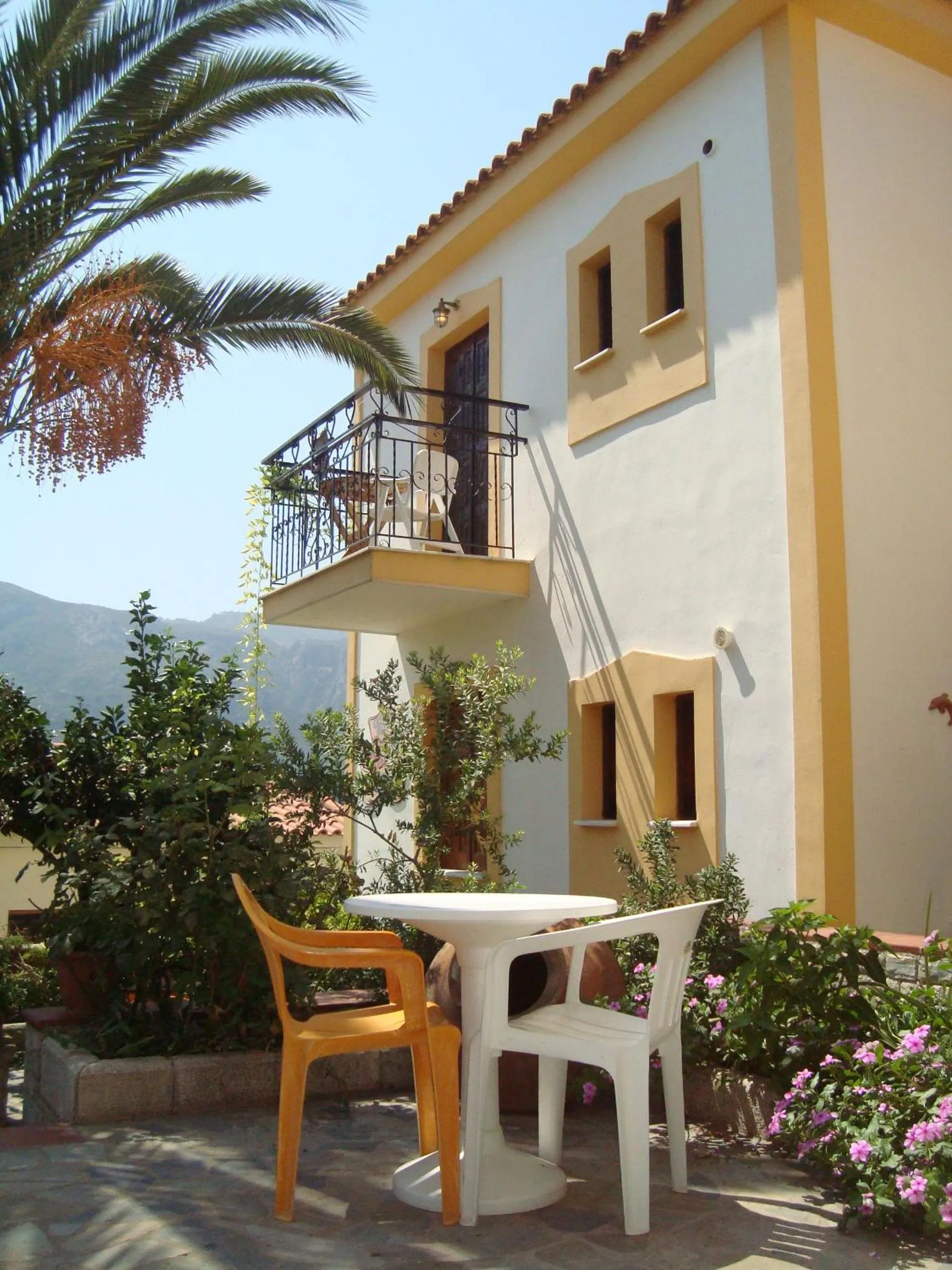 Facade/entrance in Green Hill Studios & Apartments