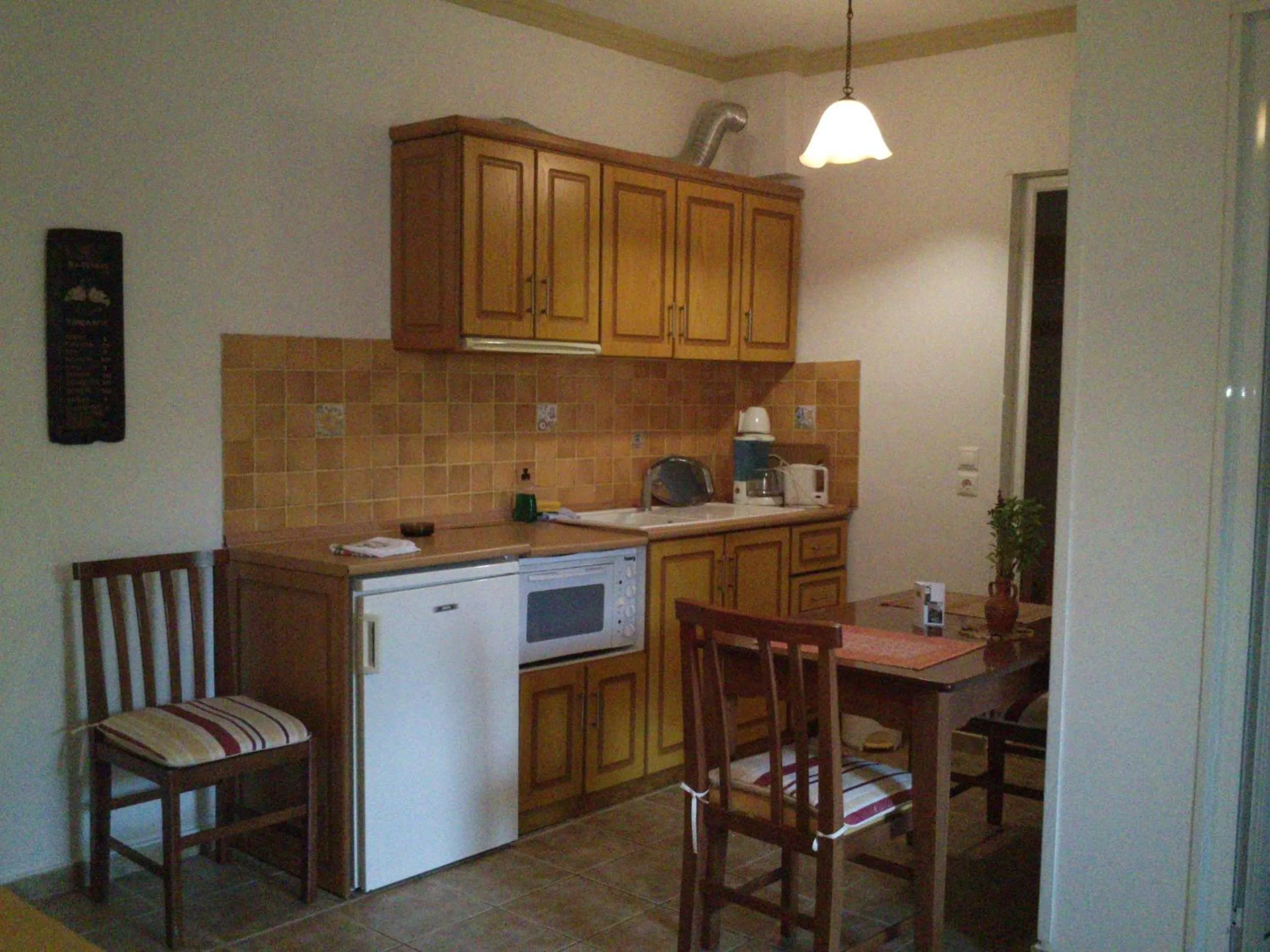 Kitchen or kitchenette in Green Hill Studios & Apartments