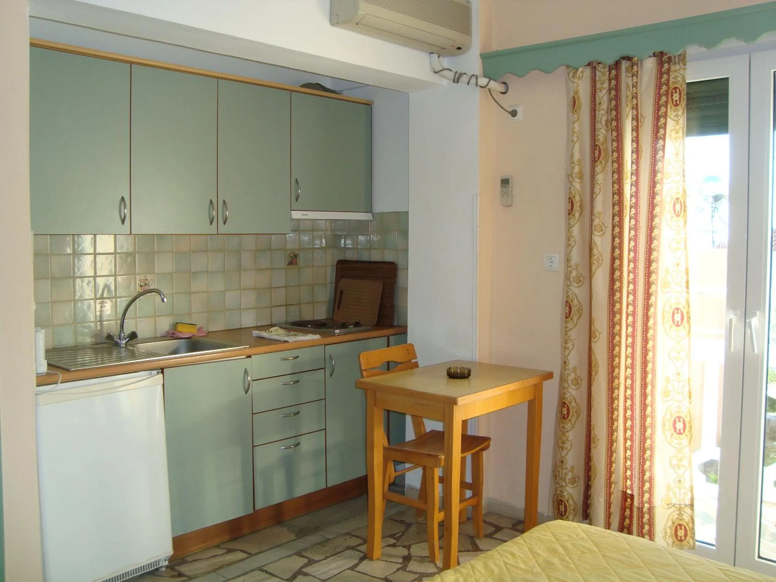 Kitchen or kitchenette in Green Hill Studios & Apartments