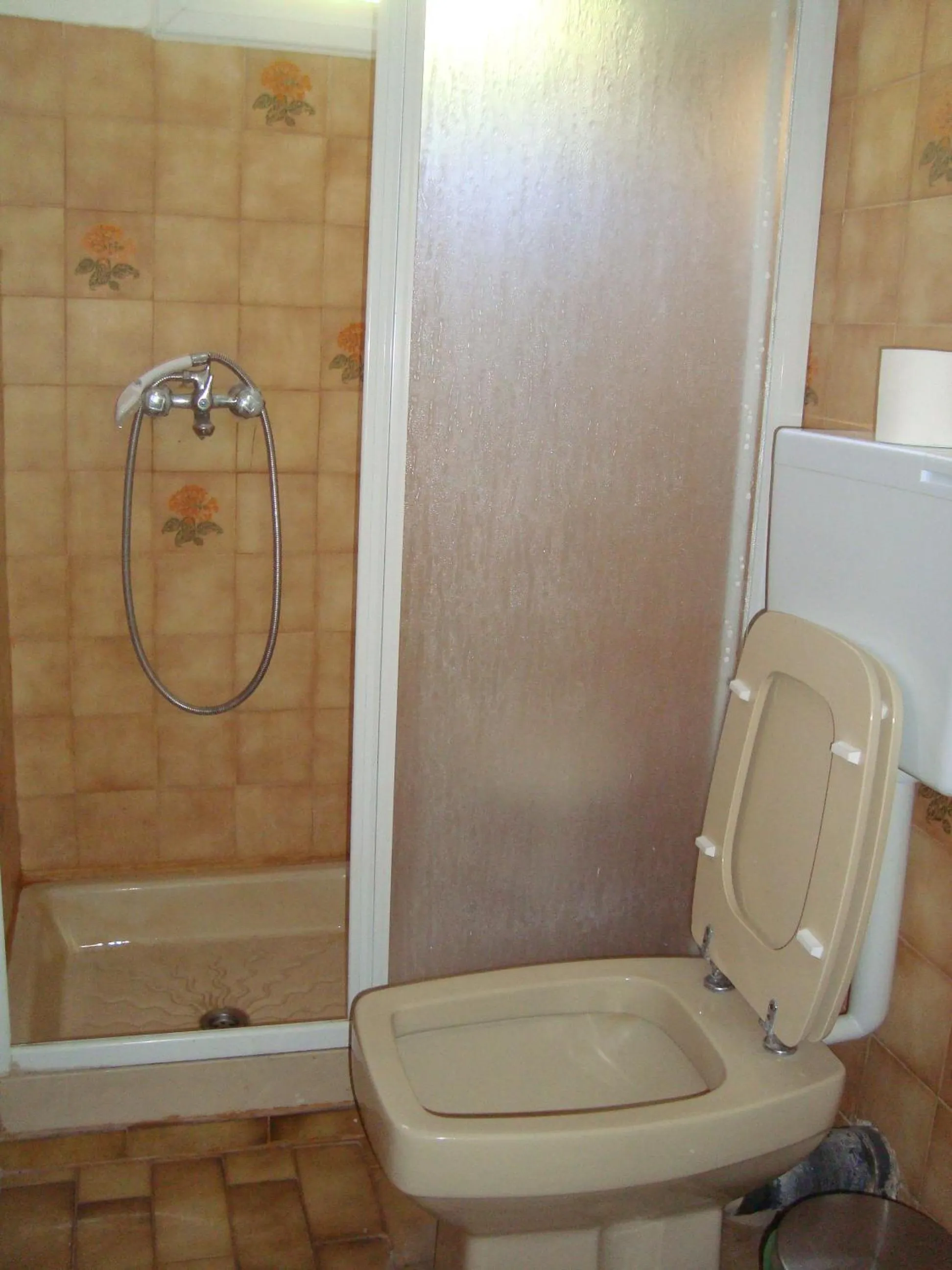 Bathroom in Green Hill Studios & Apartments