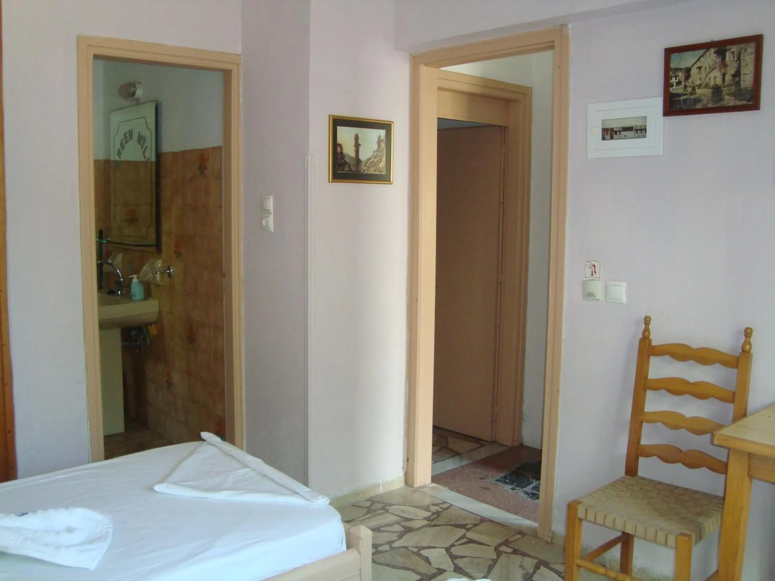 Photo of the whole room in Green Hill Studios & Apartments