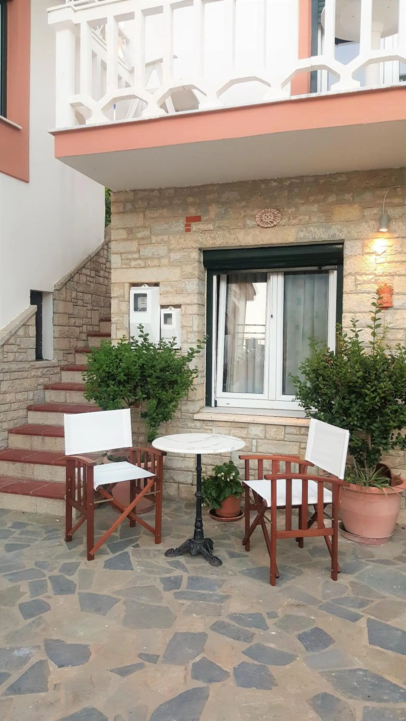 Property building in Green Hill Studios & Apartments