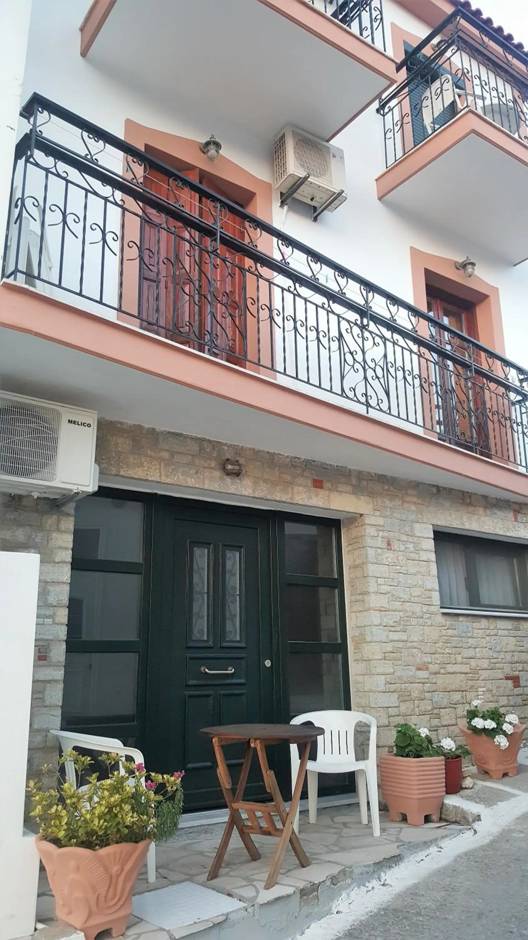 Green Hill Studios & Apartments