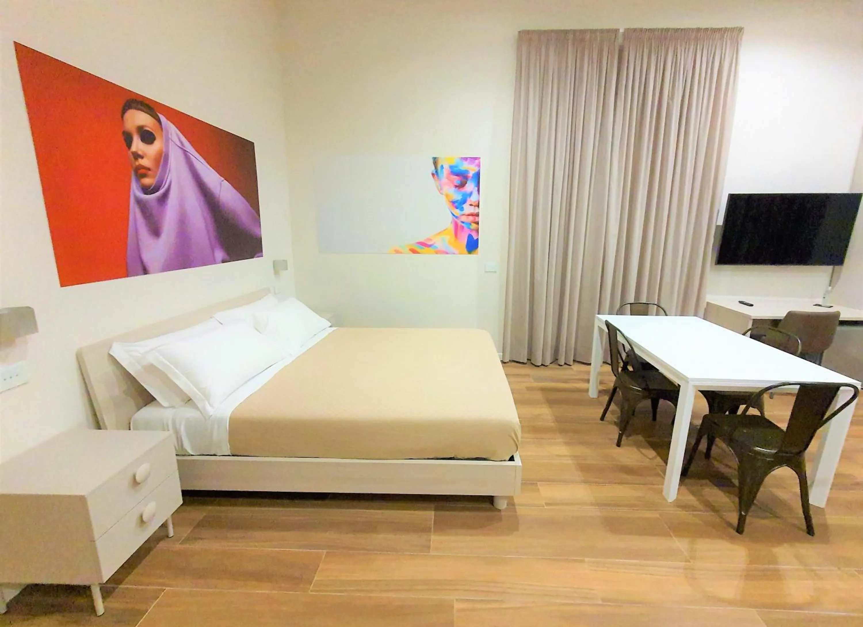 Photo of the whole room, Bed in Toledo Place