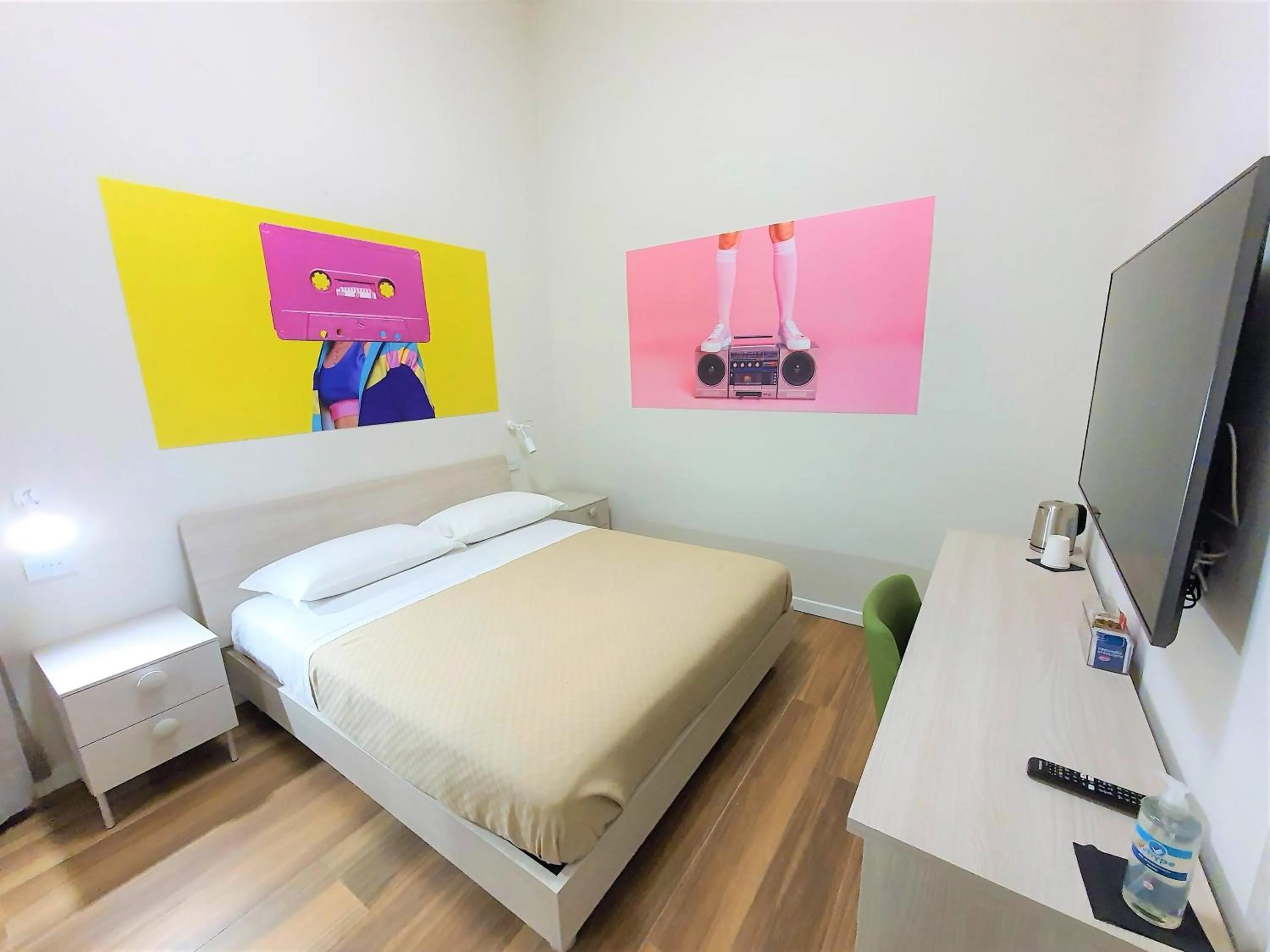 Photo of the whole room, Bed in Toledo Place