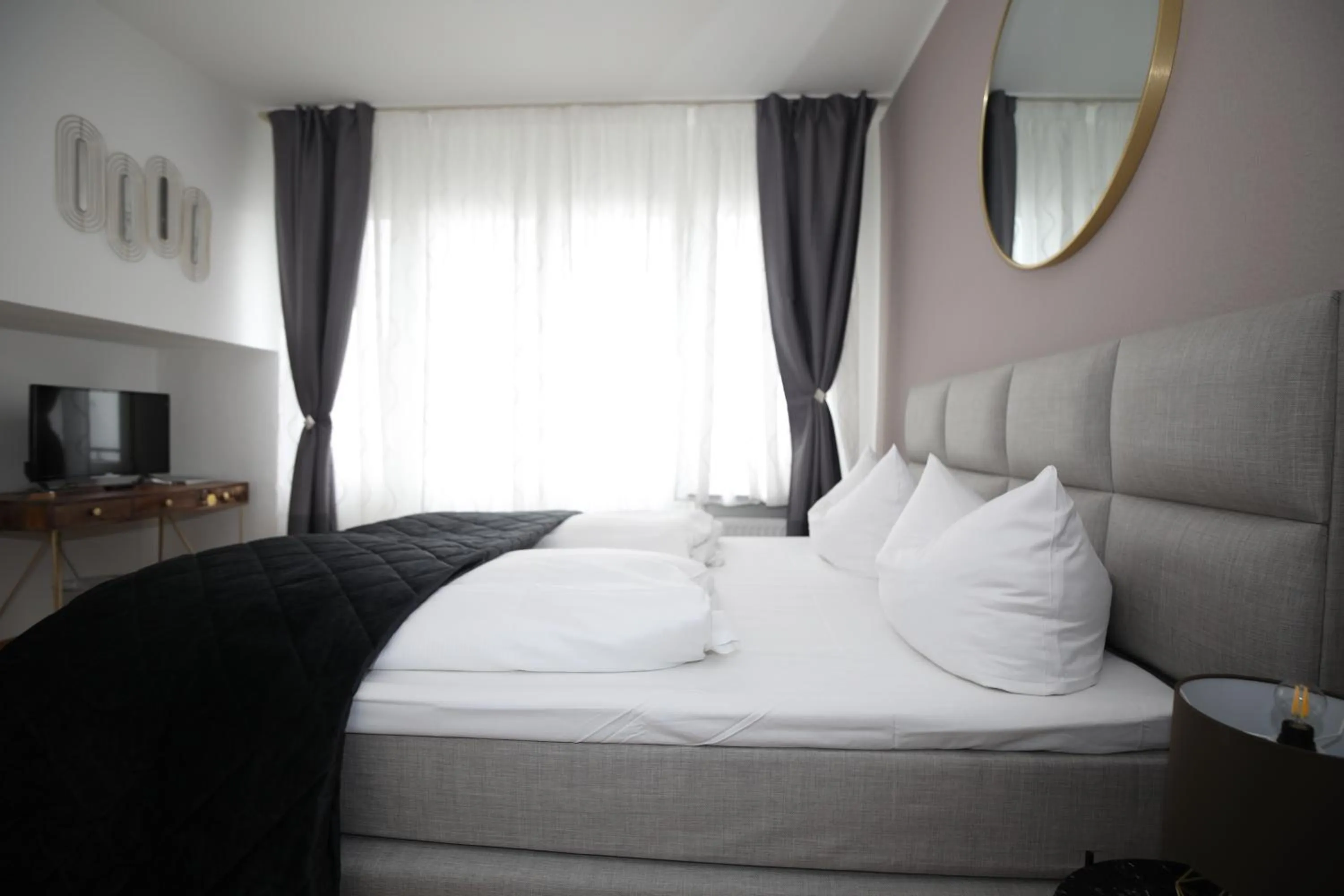 Photo of the whole room, Bed in TM Hotel Düsseldorf