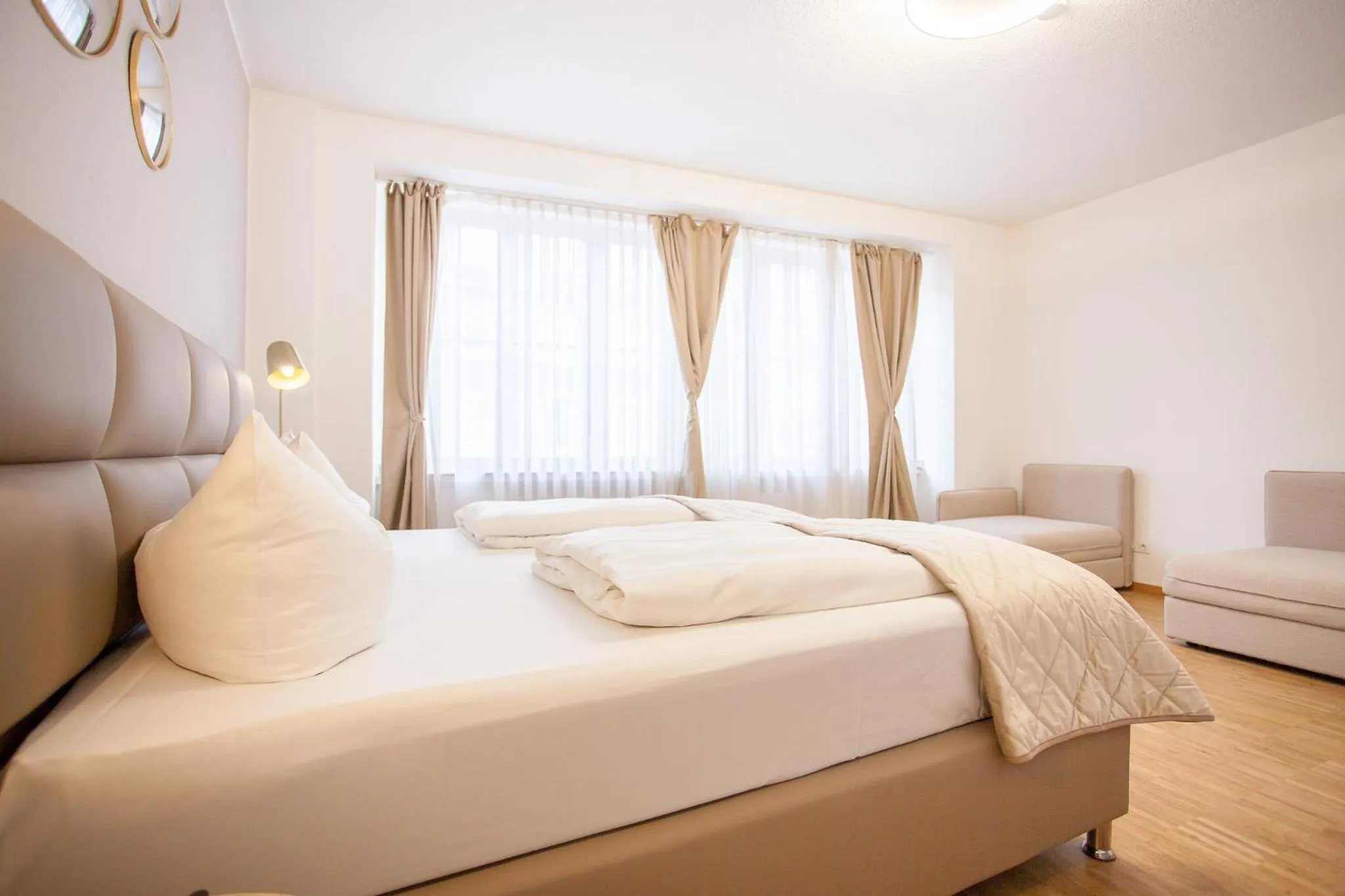 Photo of the whole room, Bed in TM Hotel Düsseldorf