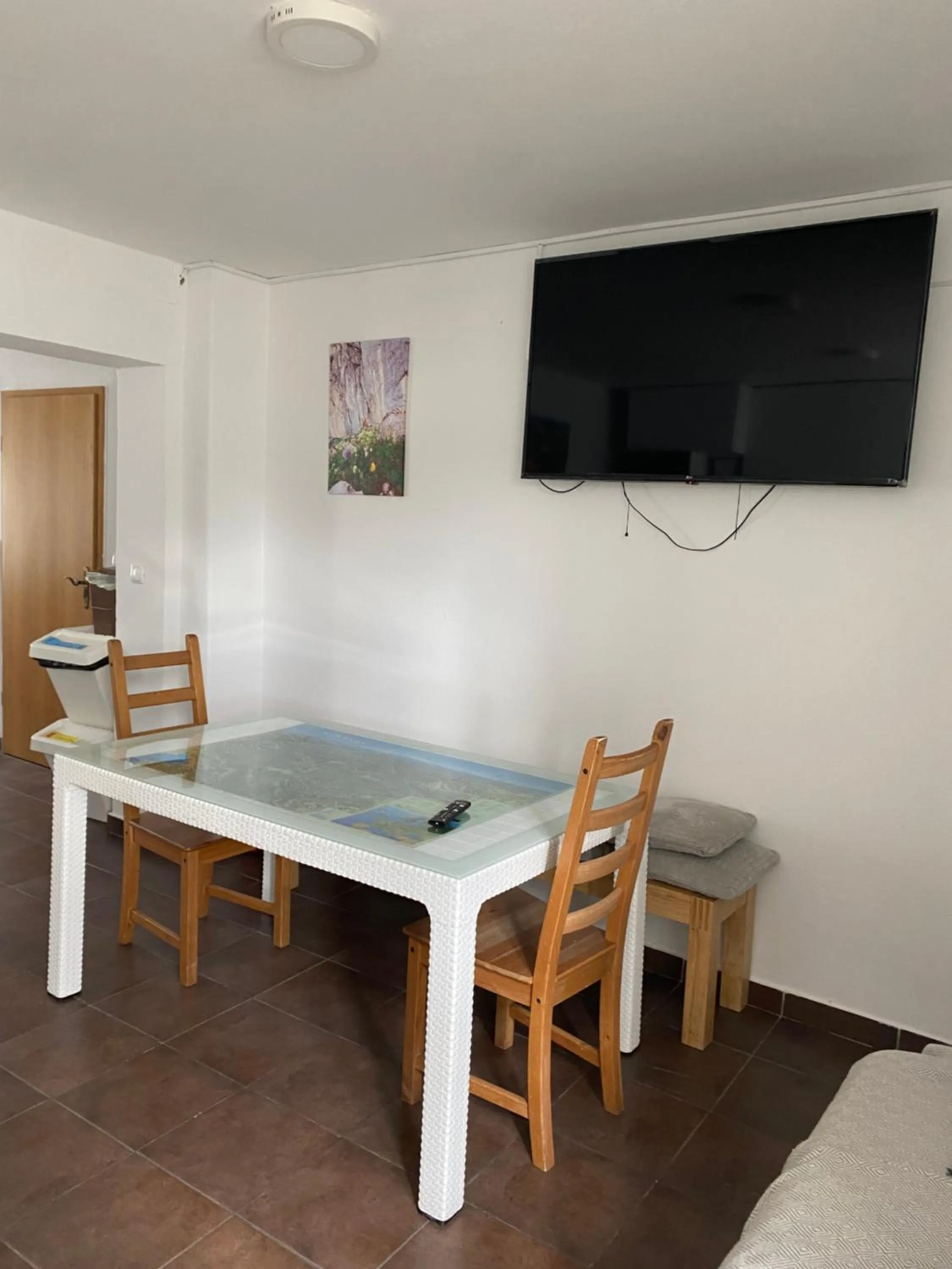 Communal lounge/ TV room in Travellers' Haven Hostel