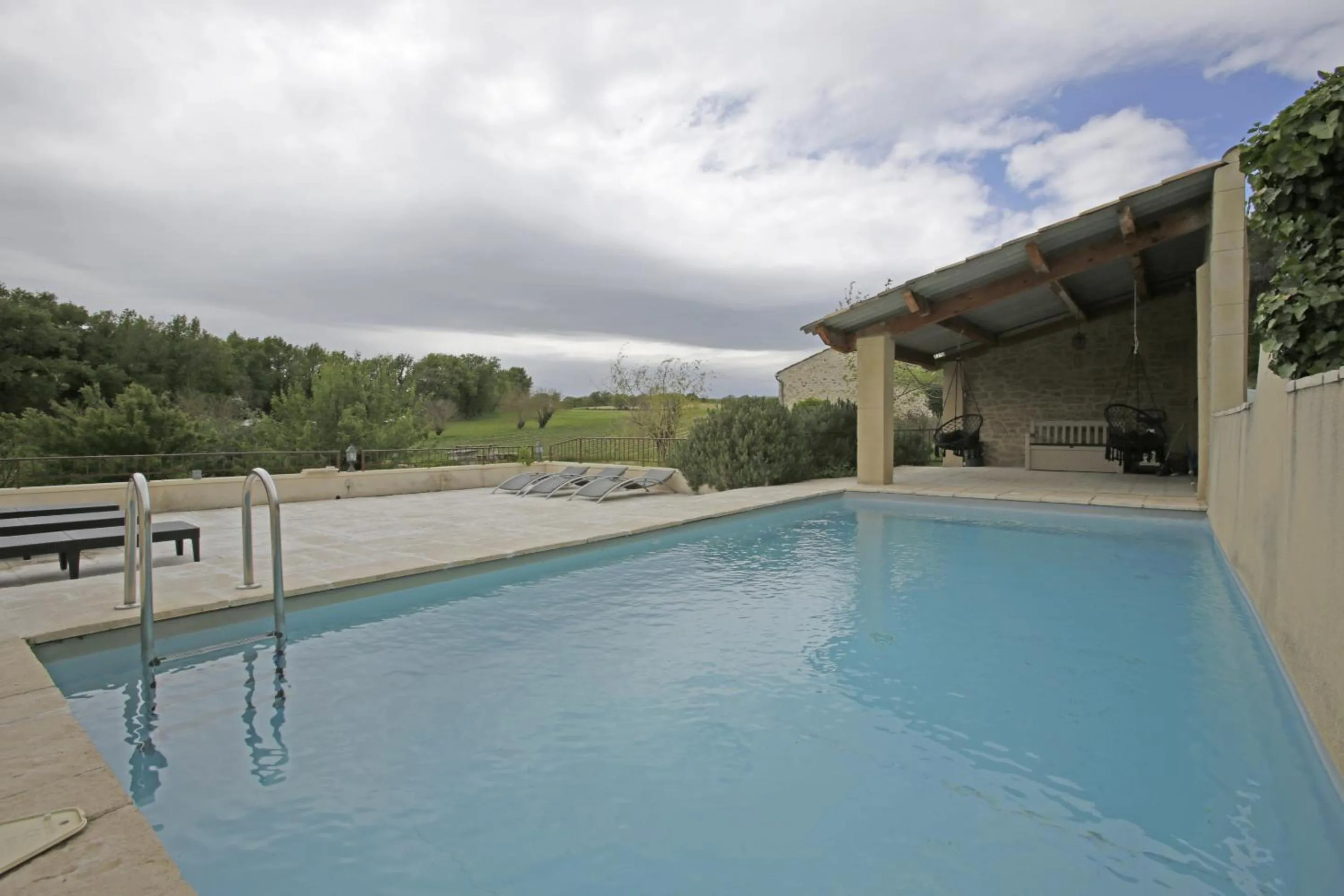 Pool view in Les Ânes de Forcalquier