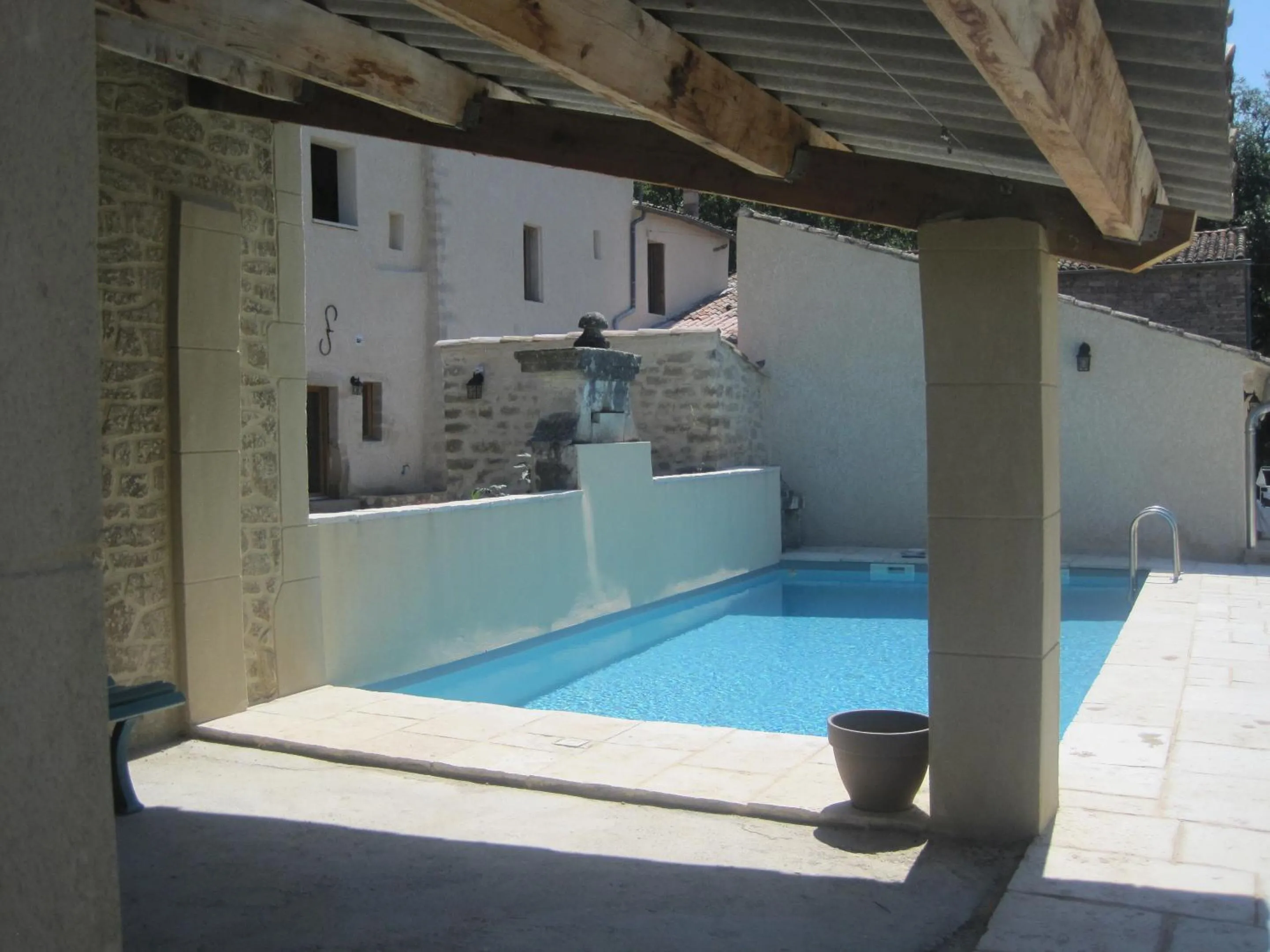 Pool view in Les Ânes de Forcalquier