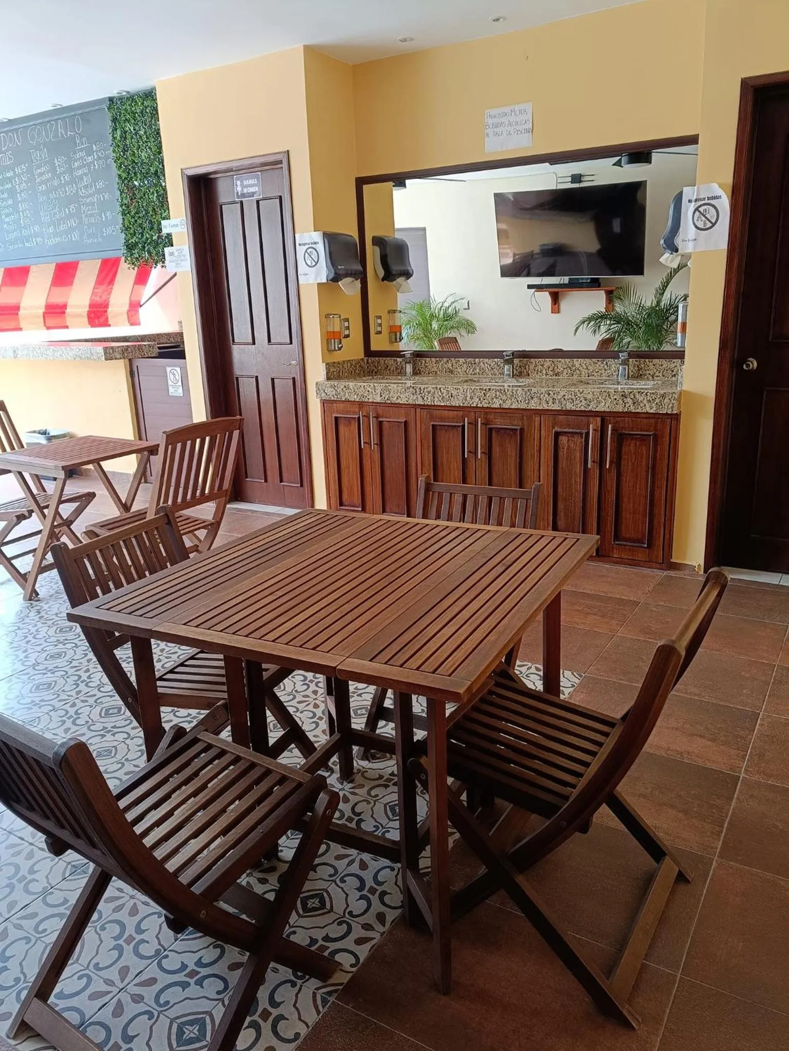 Communal lounge/ TV room in Hotel Beach Don Gonzalo