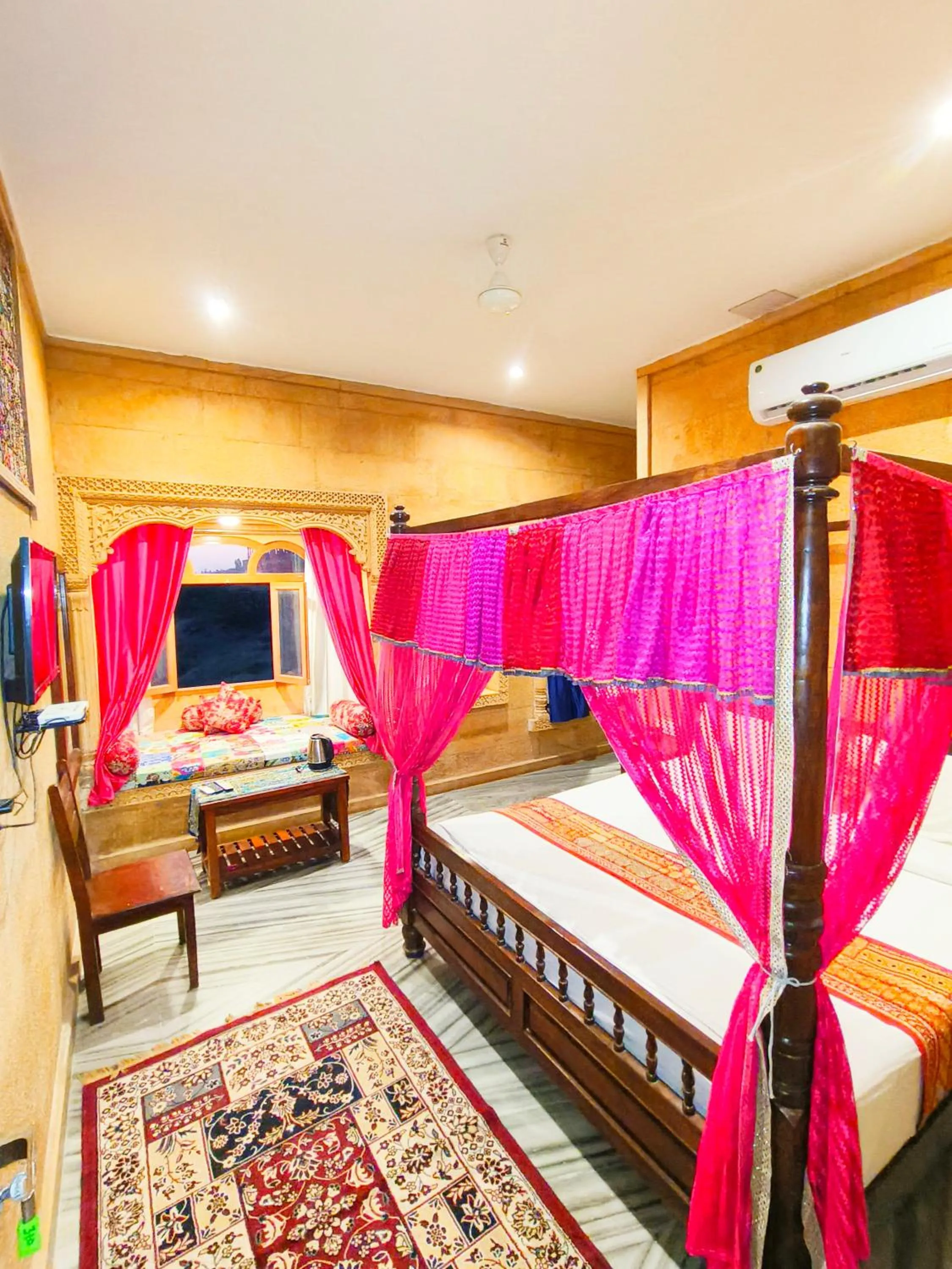 Communal lounge/ TV room, Bed in Hotel Royal Heritage