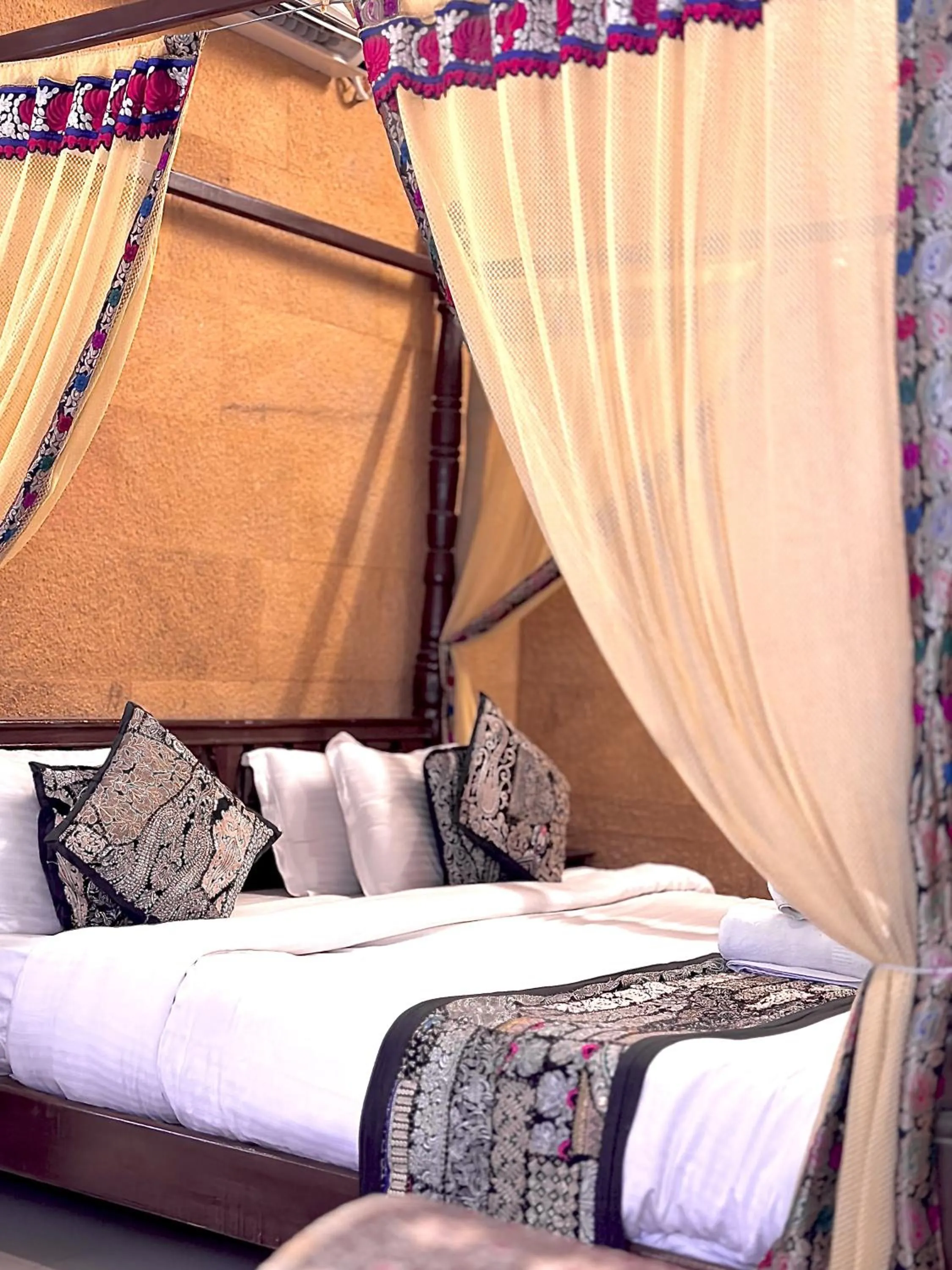 Bed in Hotel Royal Heritage