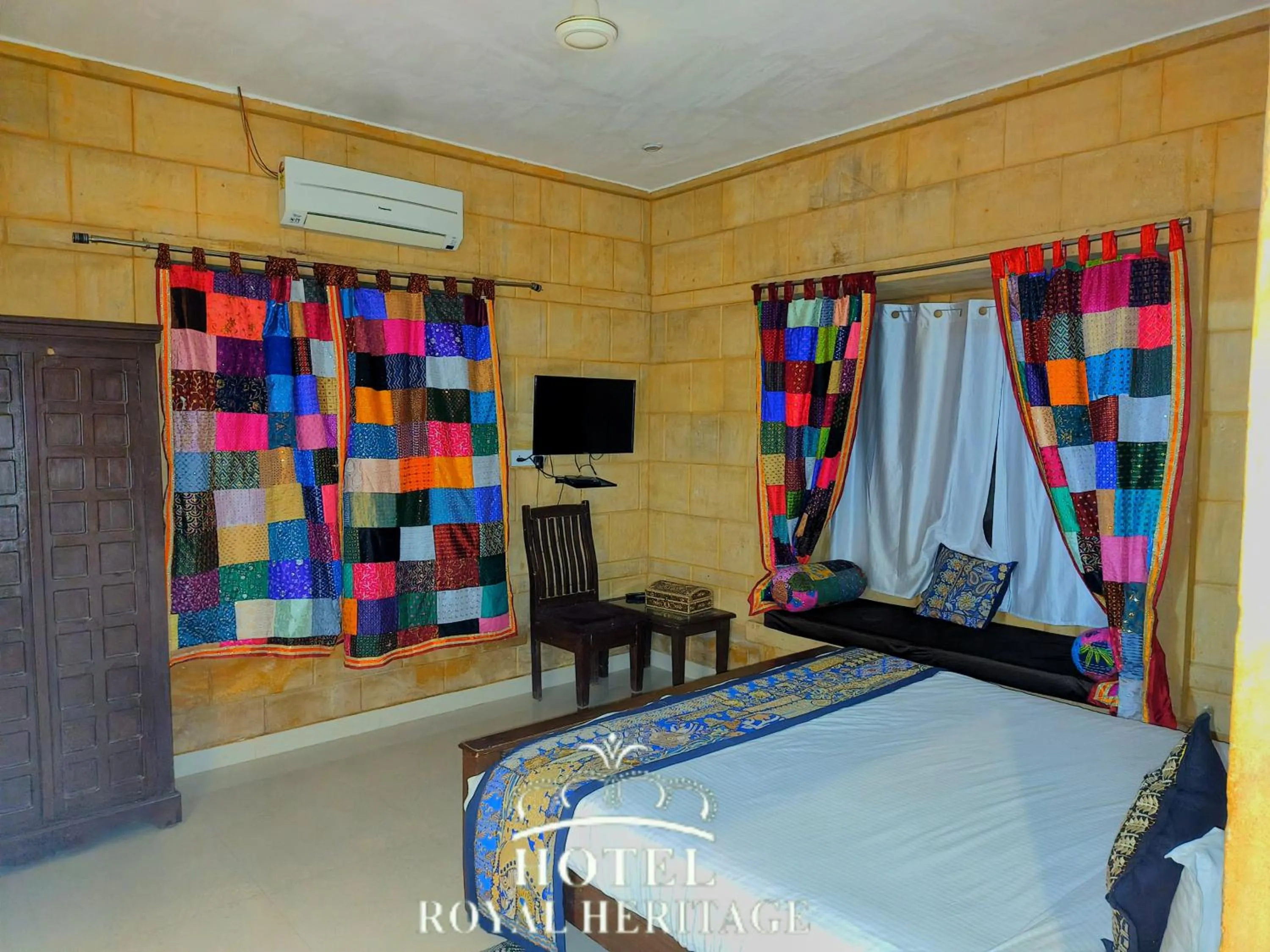 Communal lounge/ TV room, Bed in Hotel Royal Heritage