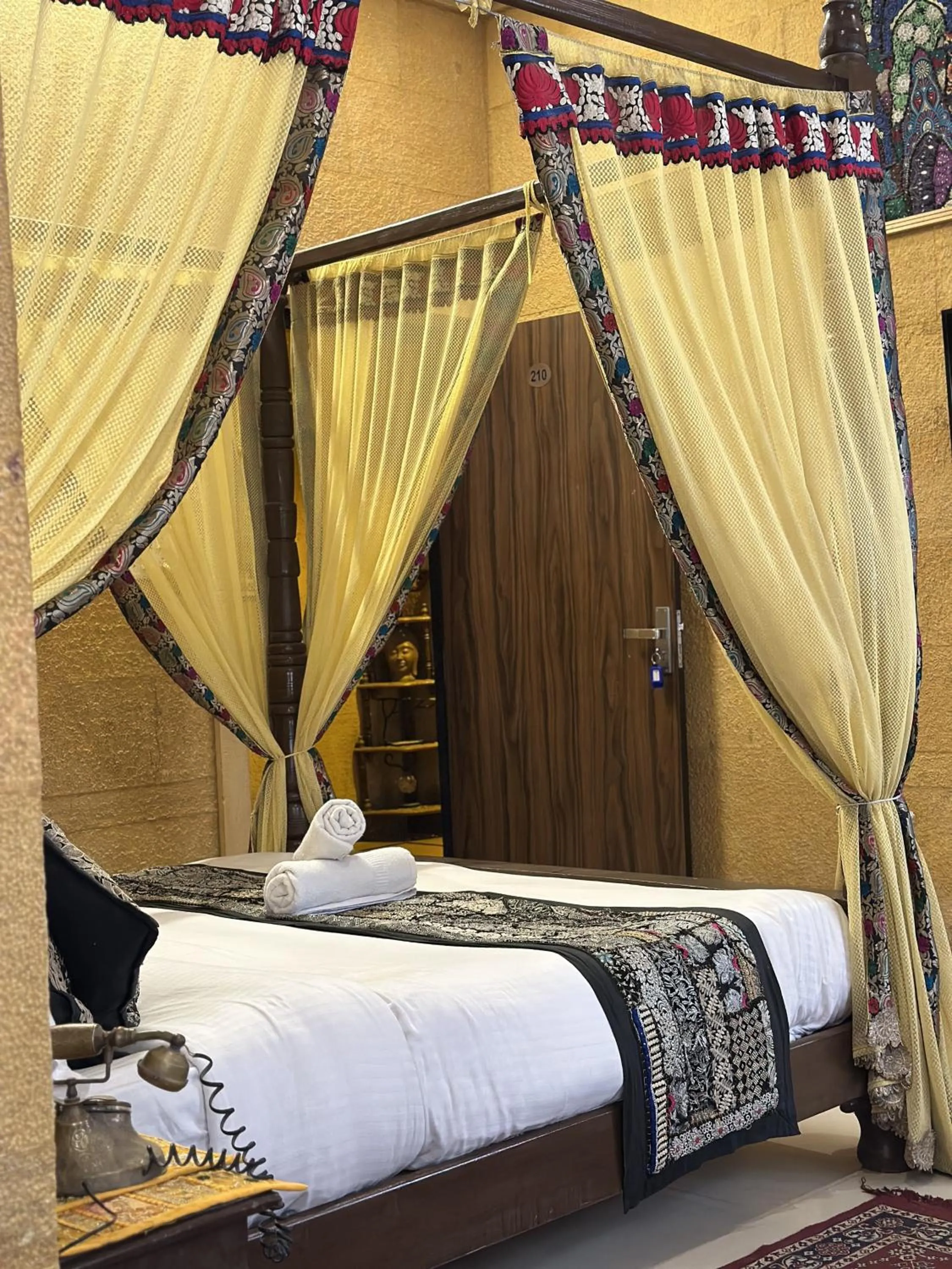 Bed in Hotel Royal Heritage