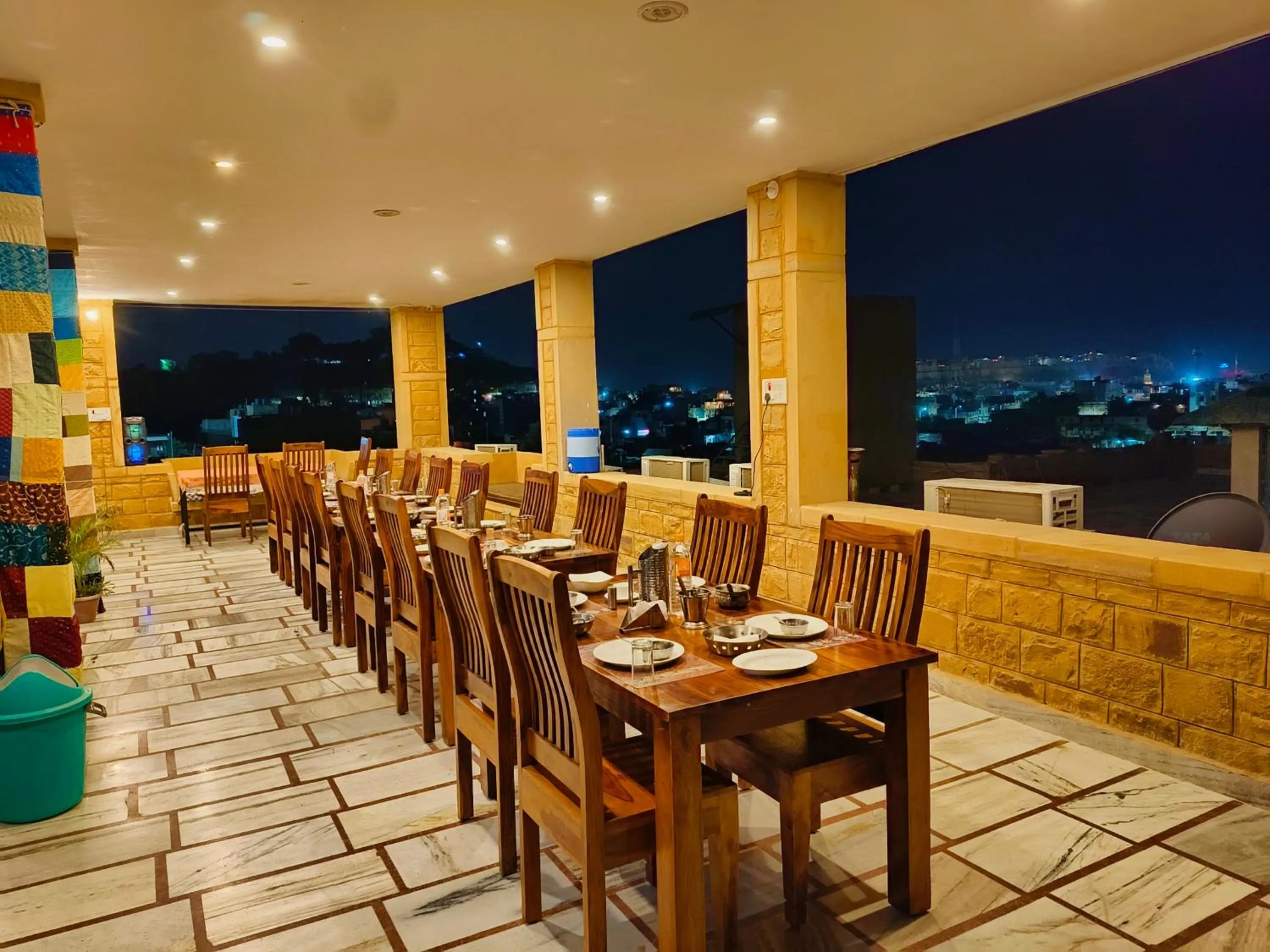 Restaurant/places to eat in Hotel Royal Heritage