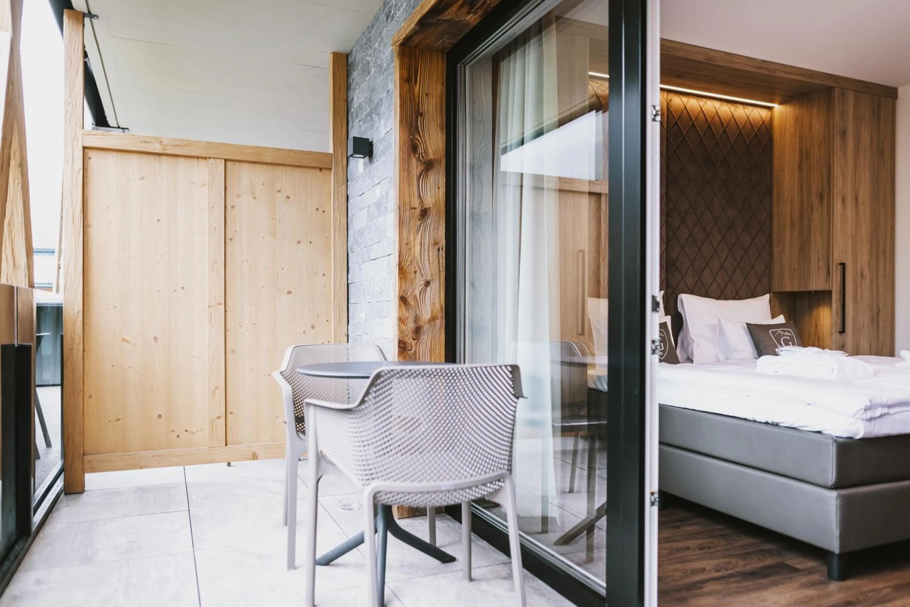 Balcony/Terrace, Bed in GLEMM by AvenidA Superior Hotel & Residences