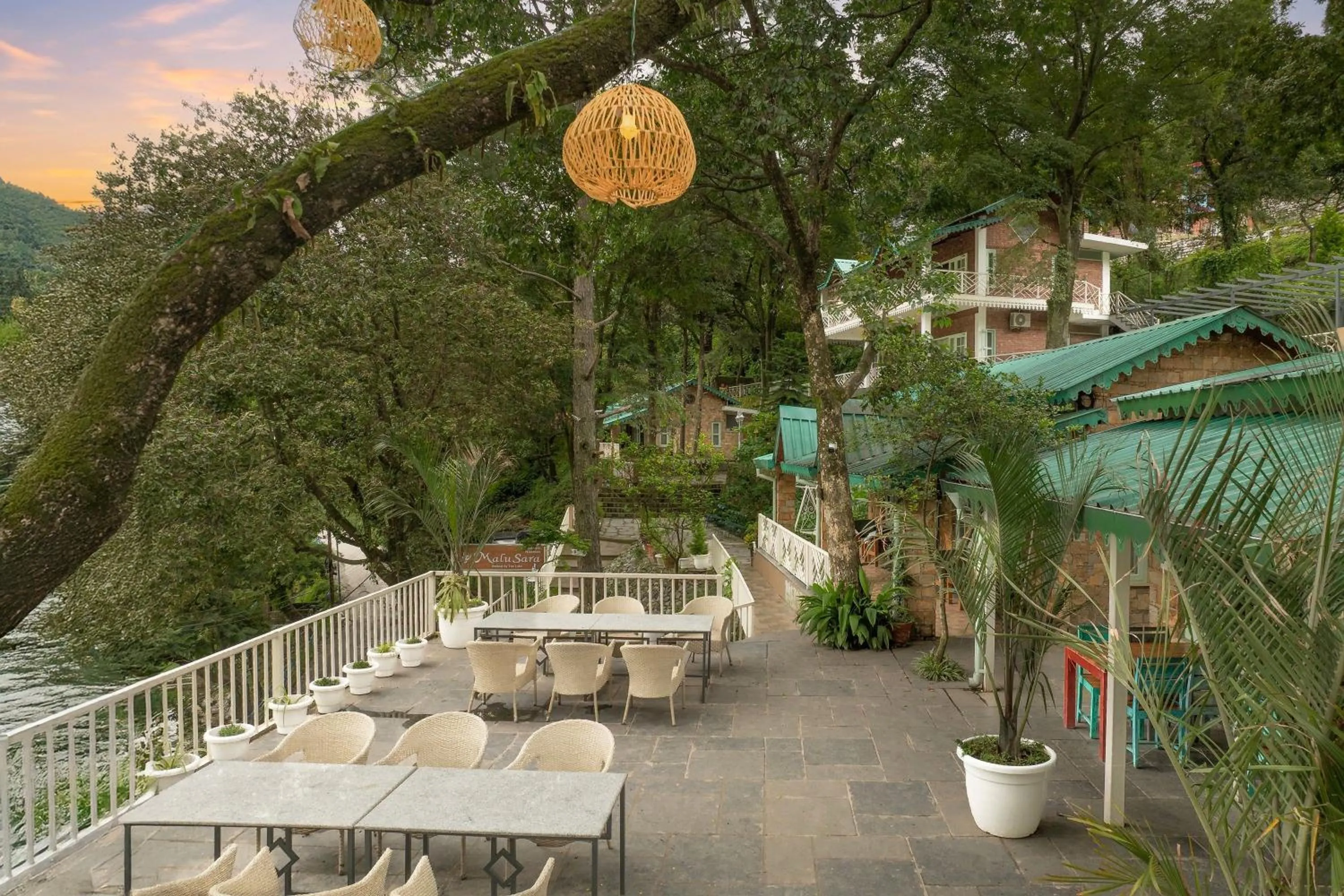 Restaurant/places to eat in Echor Malusara Lakeview Retreat Bhimtal