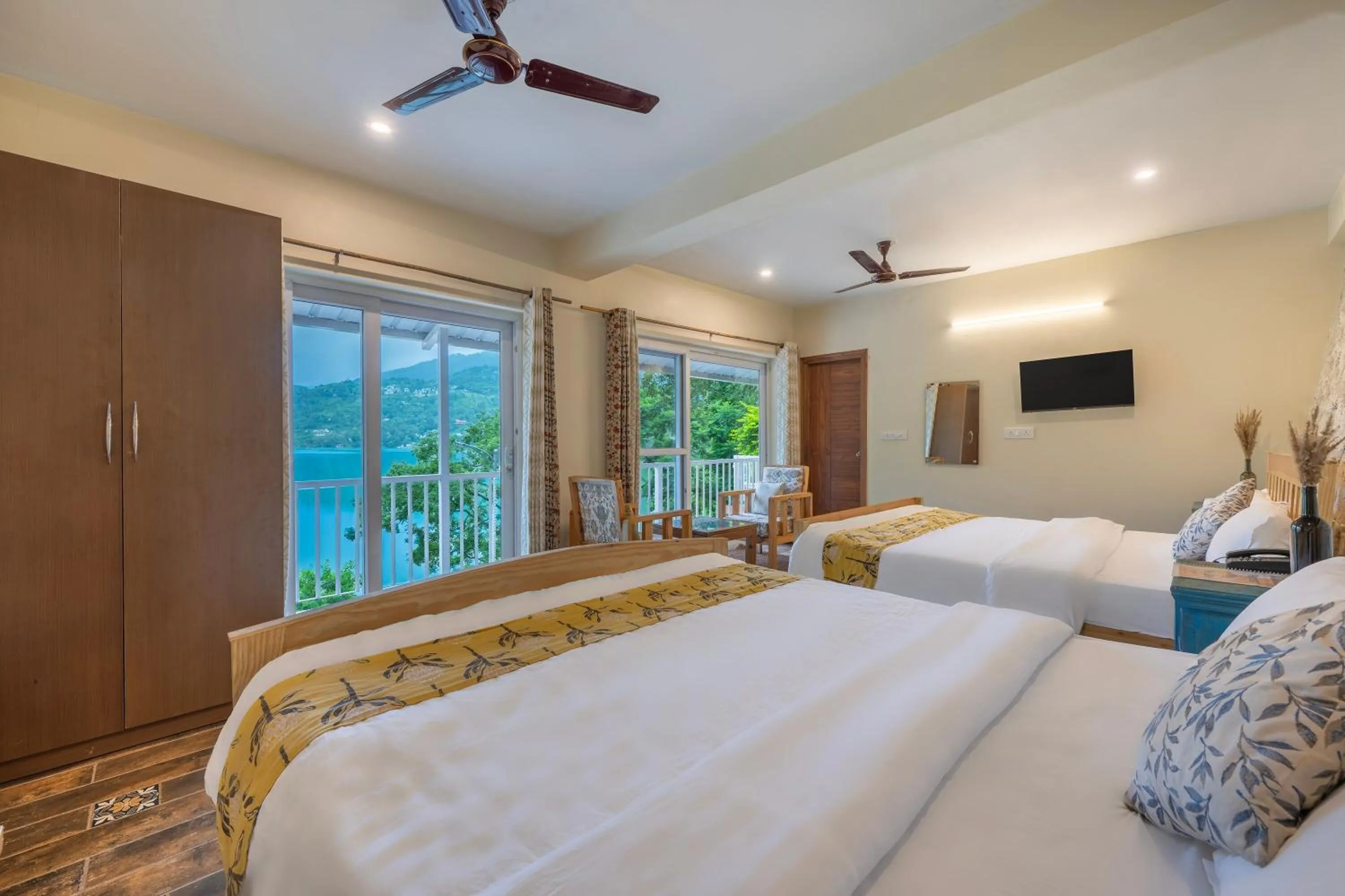Bed in Echor Malusara Lakeview Retreat Bhimtal