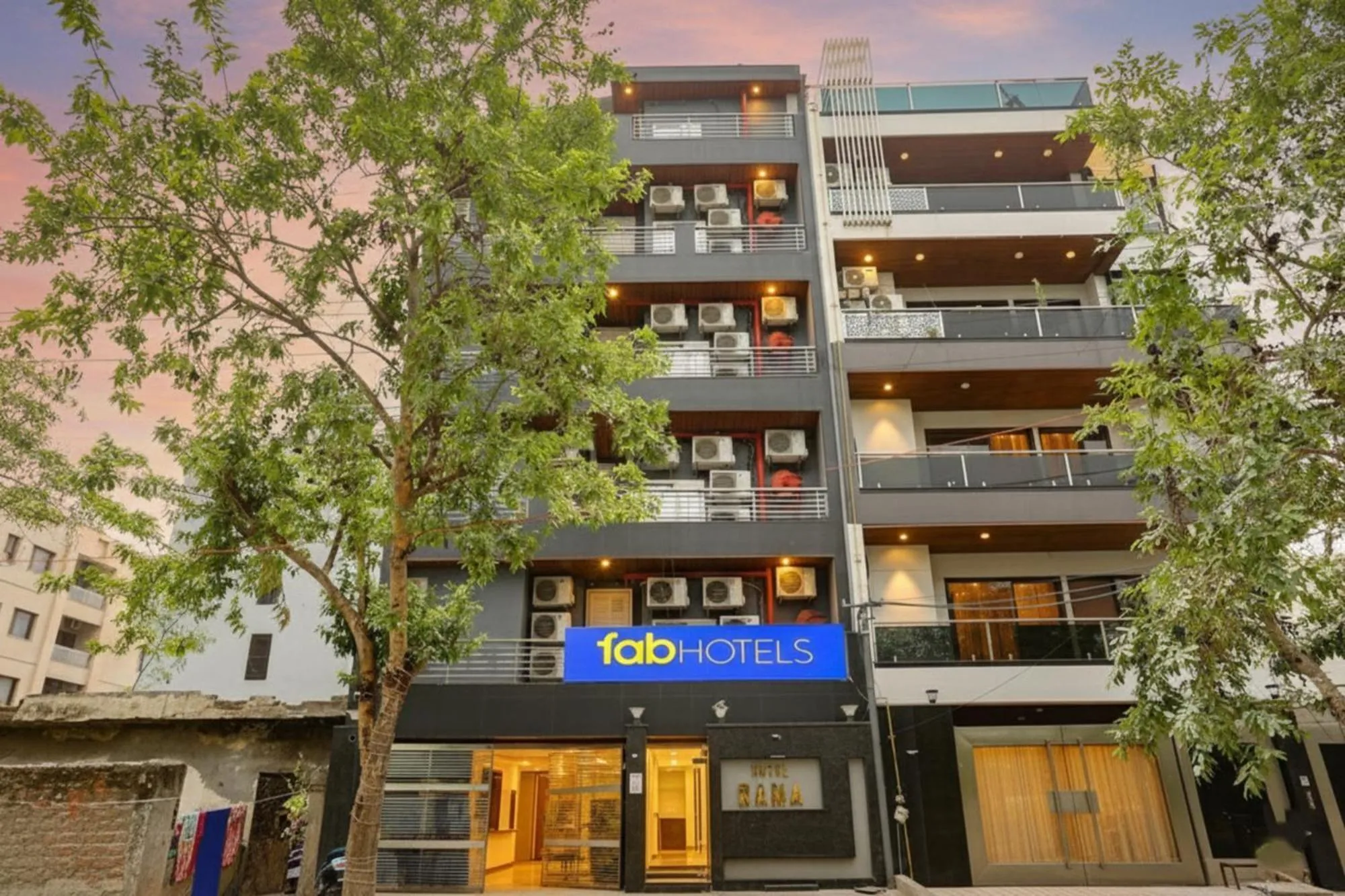 Property building in Via Rama