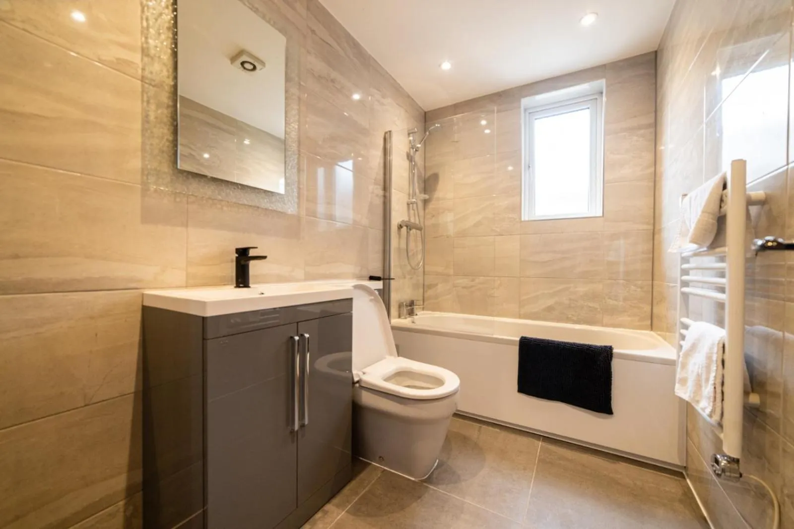 Bathroom in Hollywood Suite Sasco Apartments