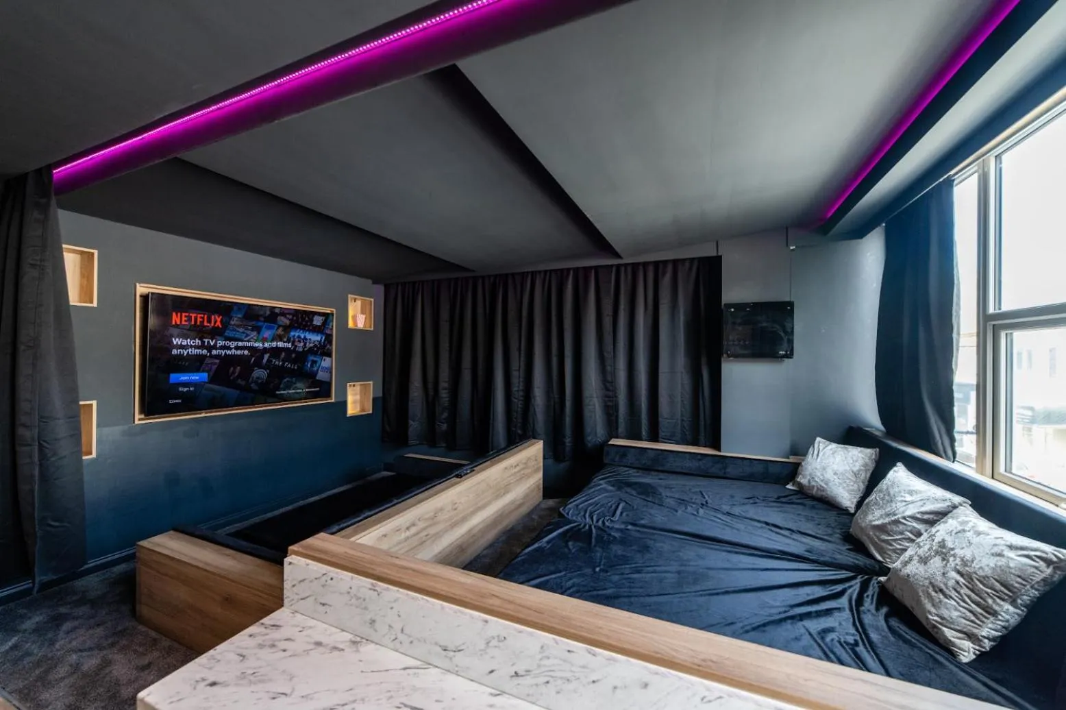 Living room, Bed in Hollywood Suite Sasco Apartments