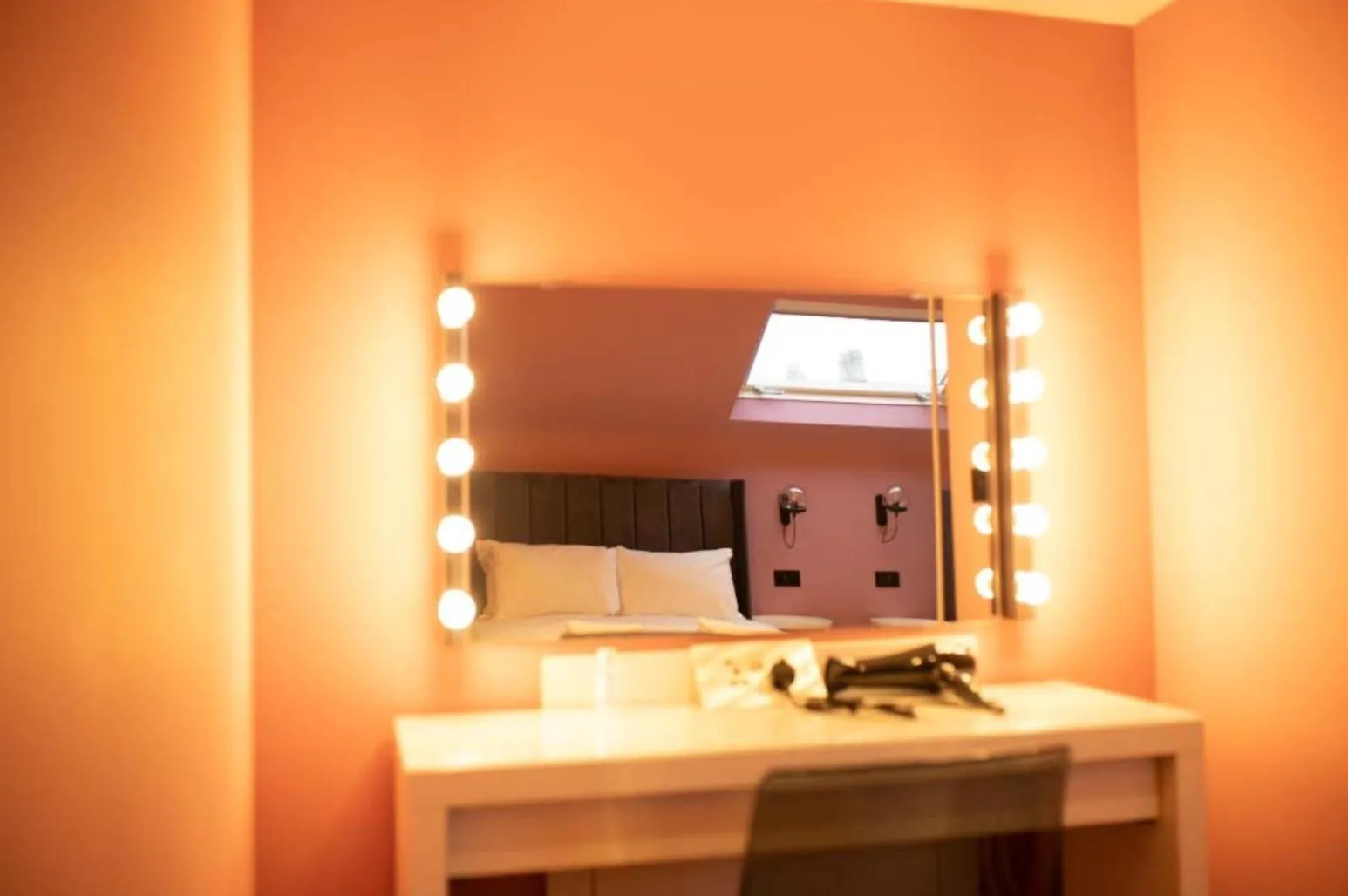 Bedroom, Bed in Hollywood Suite Sasco Apartments