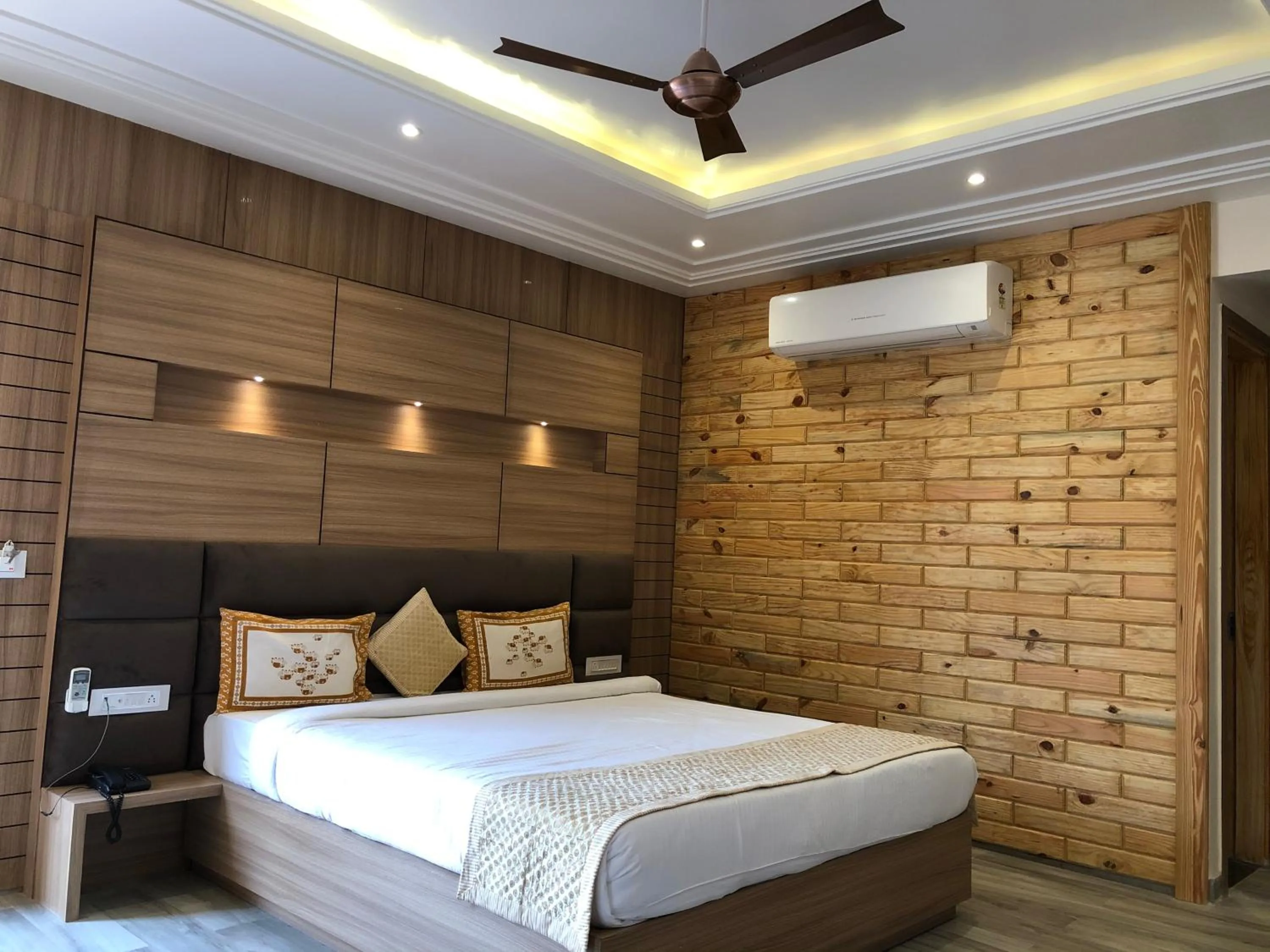 Bedroom, Bed in DESI THATH RESORT