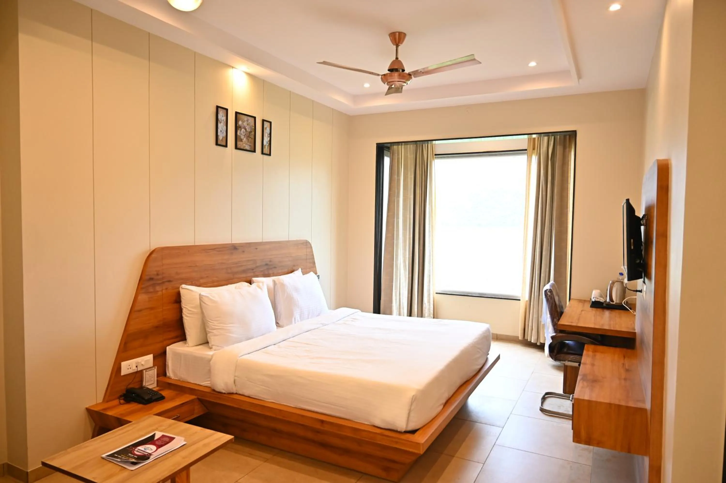 Bedroom, Bed in DESI THATH RESORT
