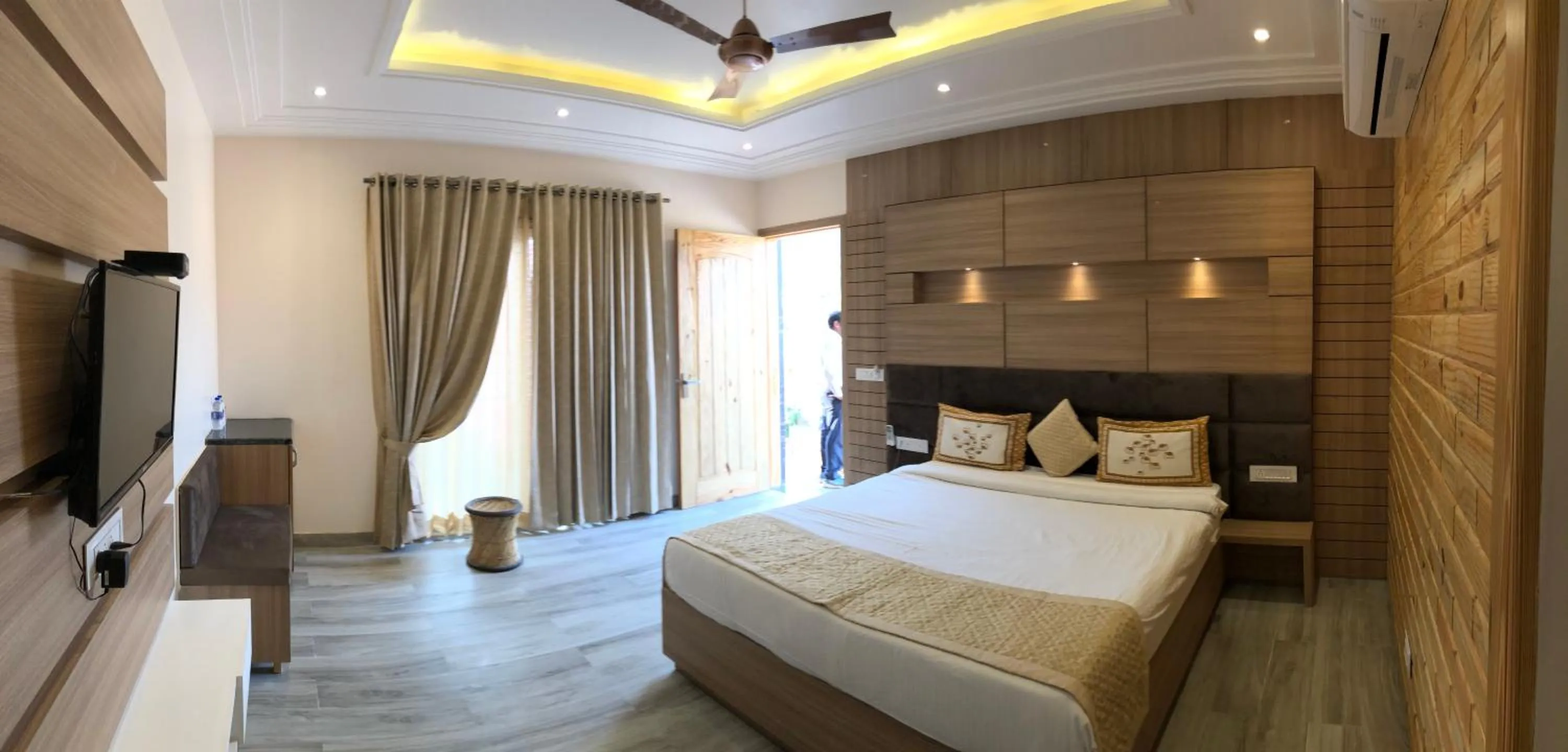 Bedroom, Bed in DESI THATH RESORT