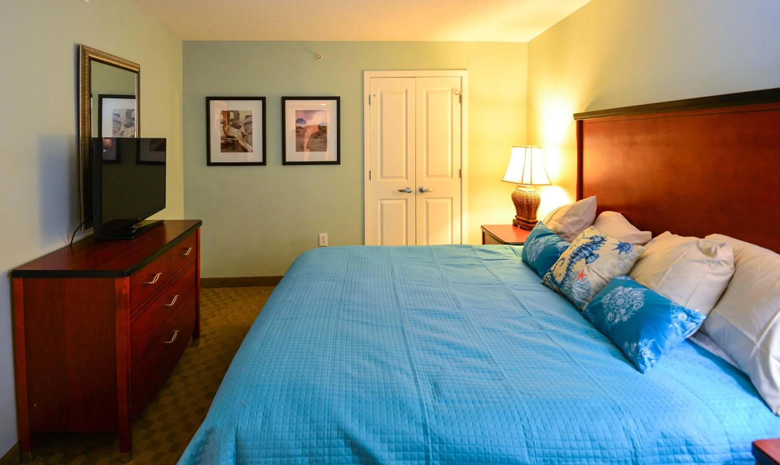 Bed in Deluxe Ocean Front Two-Bedroom Condo in Sandy Beach Resort