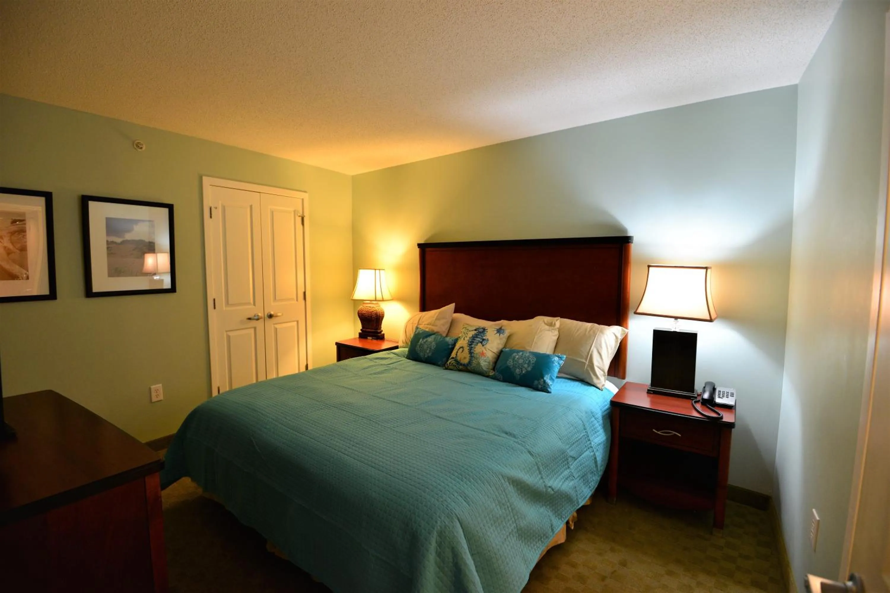 Bed in Deluxe Ocean Front Two-Bedroom Condo in Sandy Beach Resort