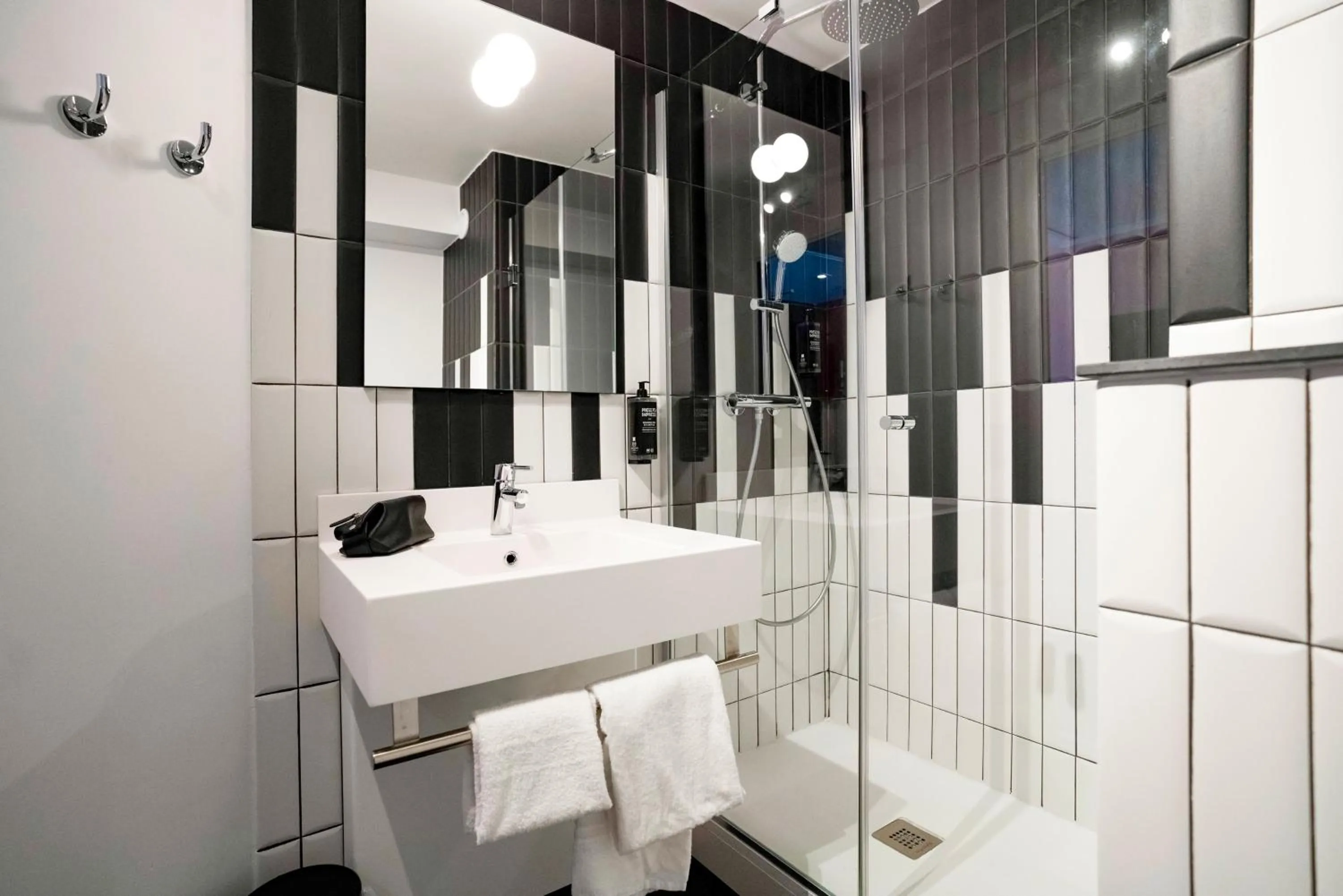 Shower in ibis Styles Paris Porte de Versailles - Mairie d'Issy