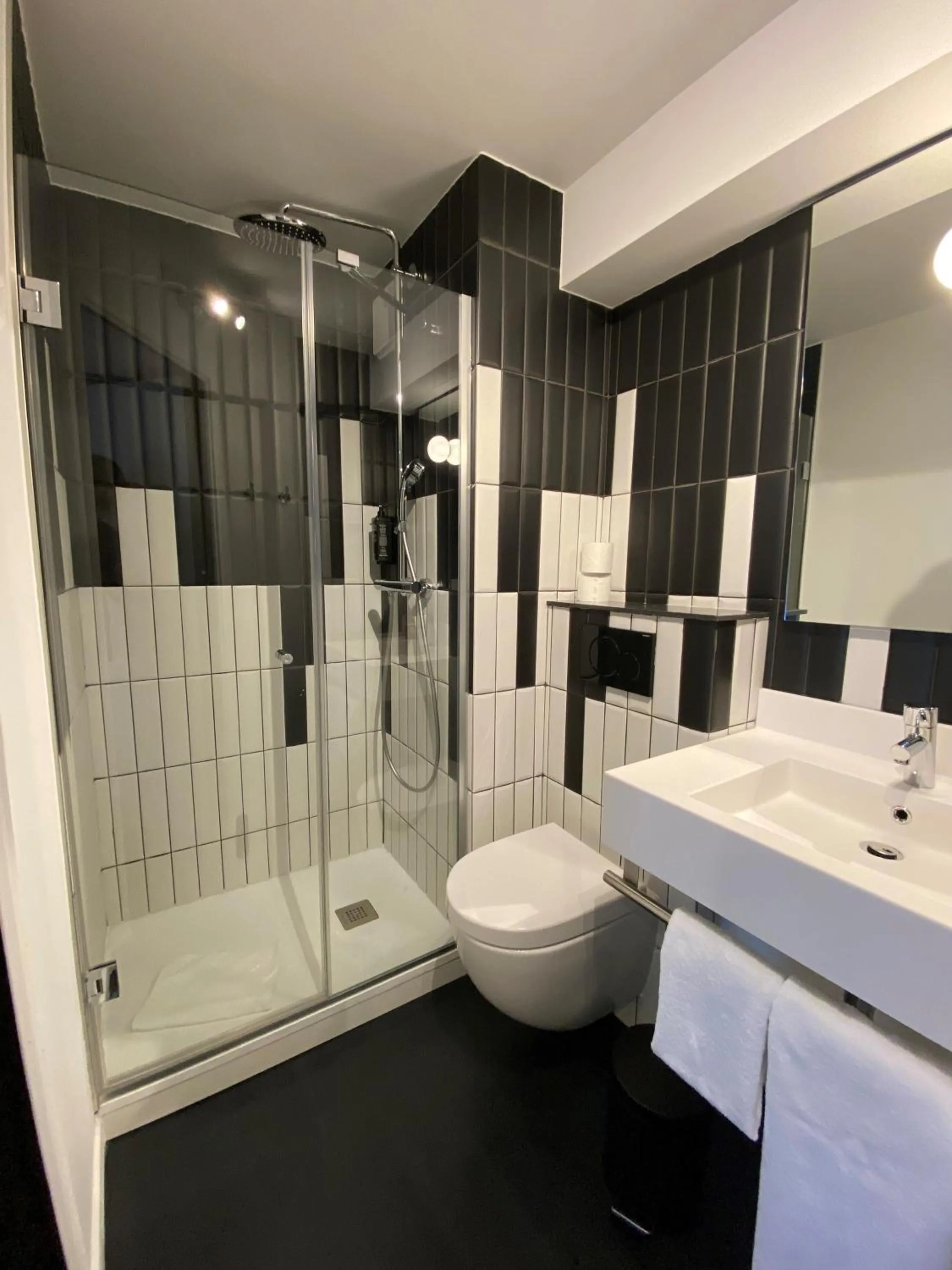 Shower in ibis Styles Paris Porte de Versailles - Mairie d'Issy