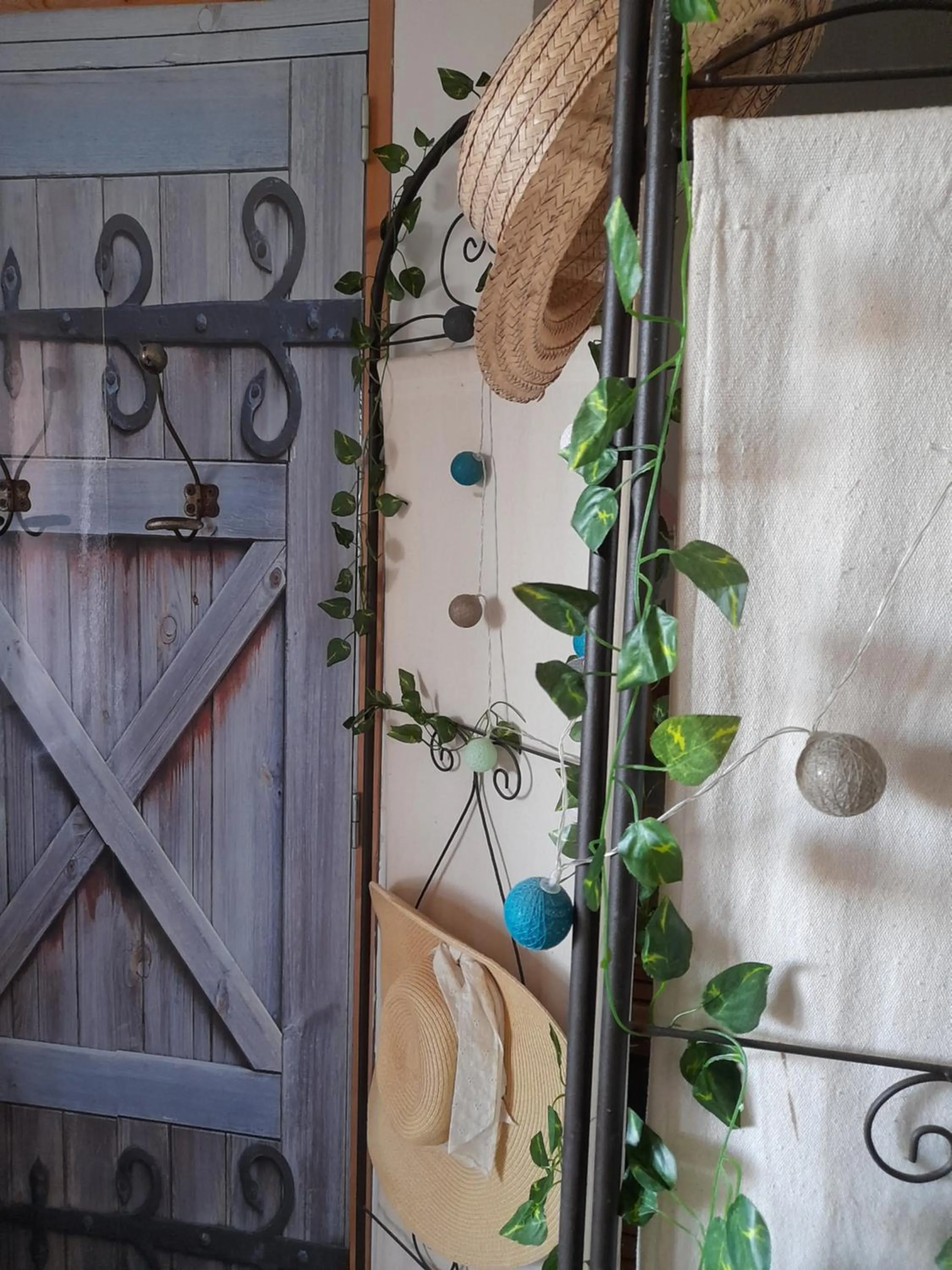 Decorative detail in Maison Dougnac