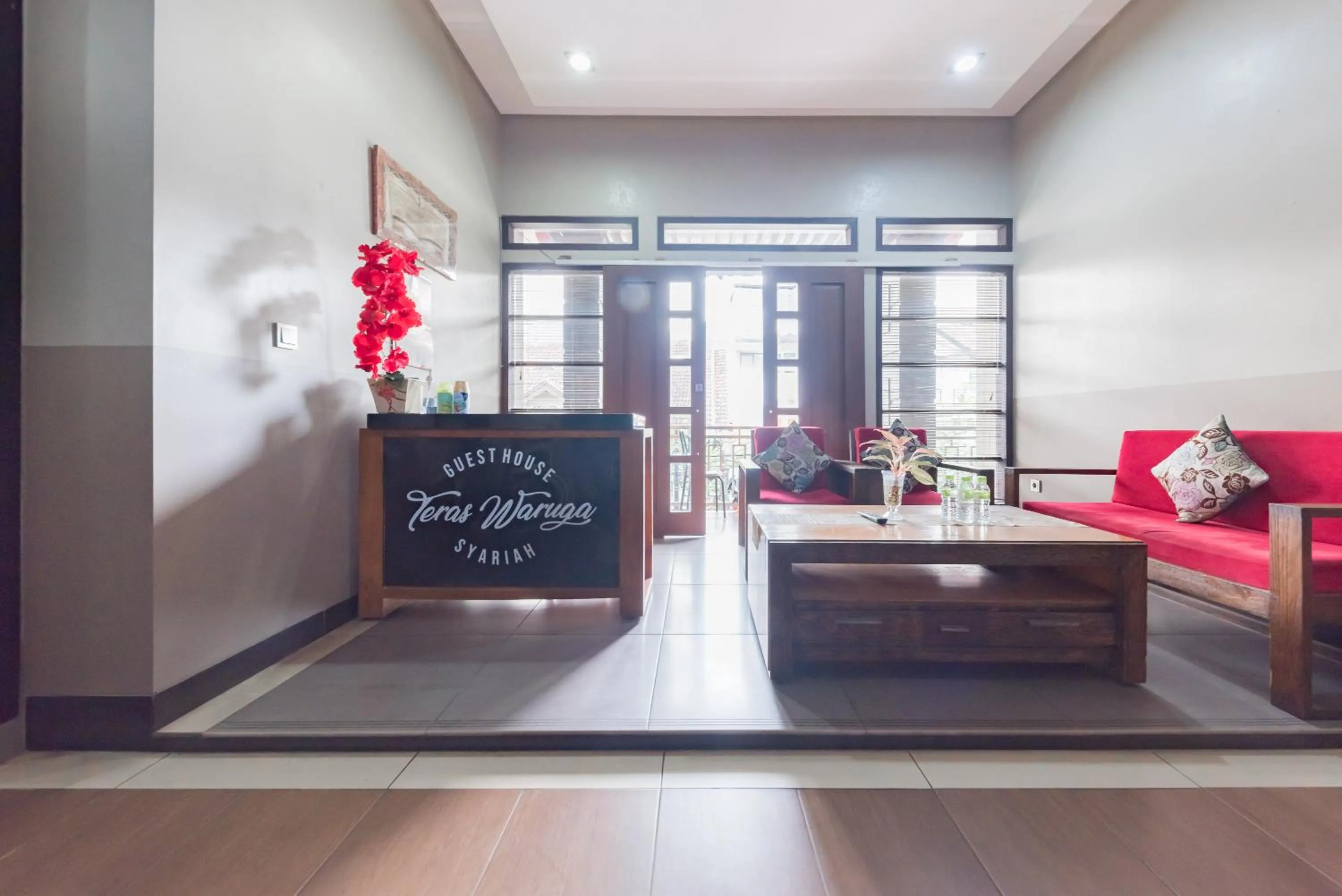 Lobby or reception, Bed in RedDoorz Syariah near Politeknik Negeri Bandung Campus