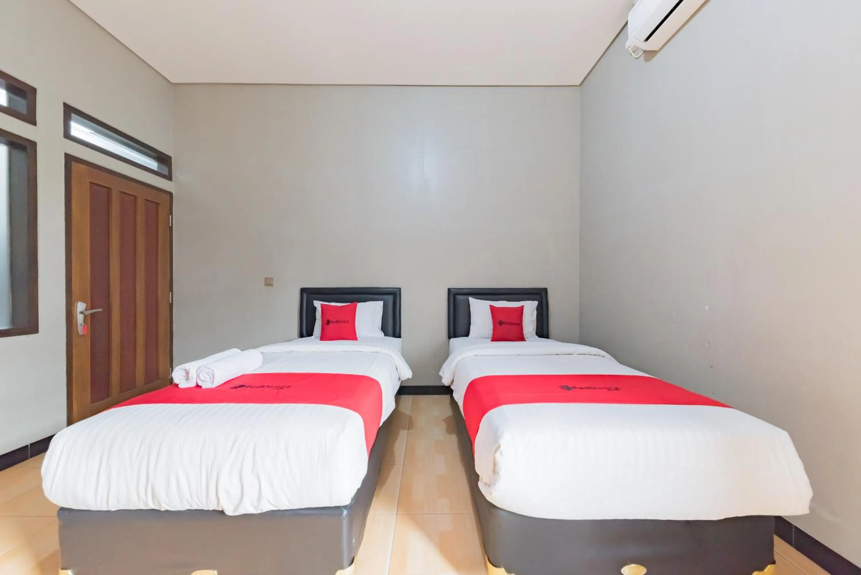 Bedroom, Bed in RedDoorz Syariah near Politeknik Negeri Bandung Campus