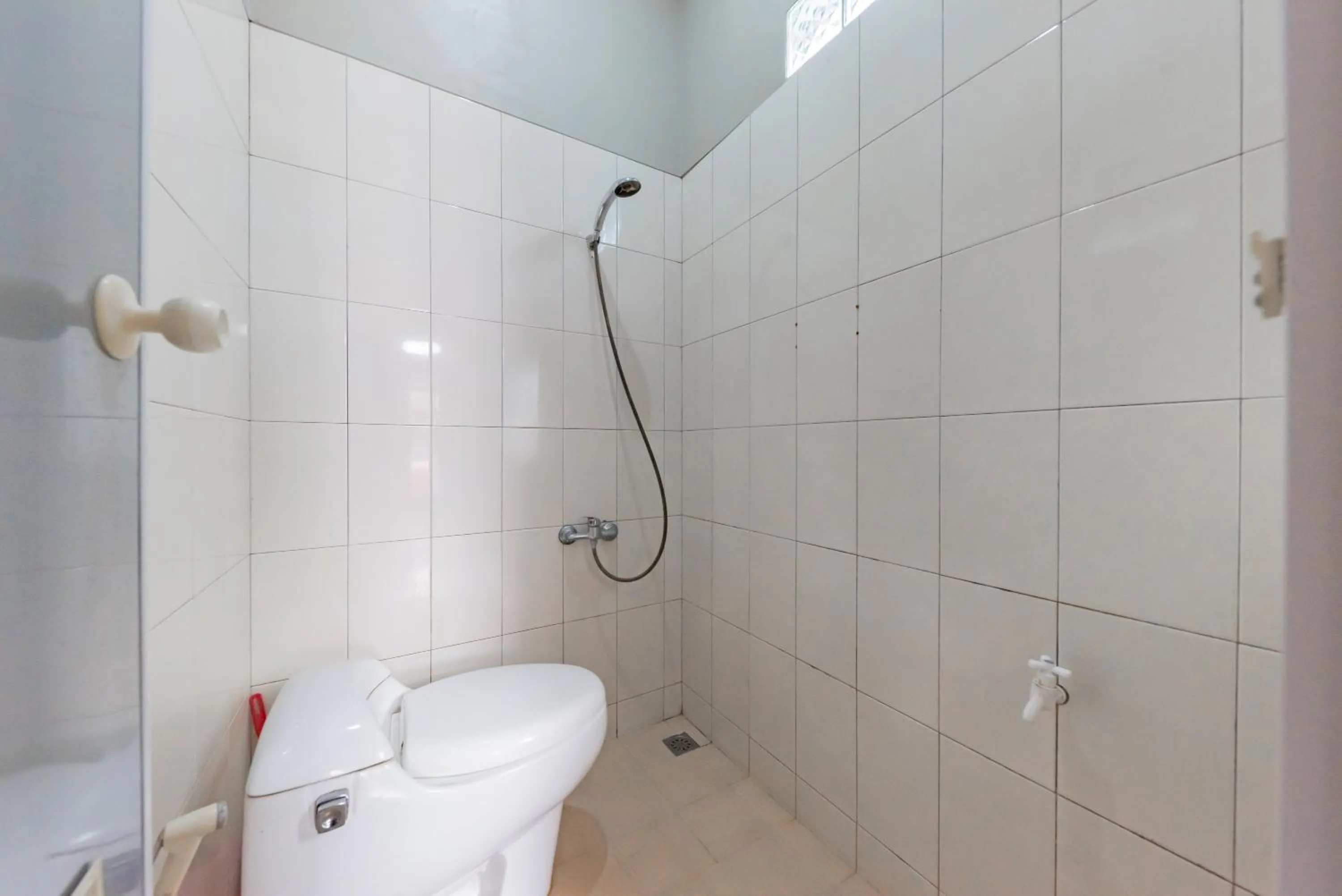 Bathroom in RedDoorz Syariah near Politeknik Negeri Bandung Campus