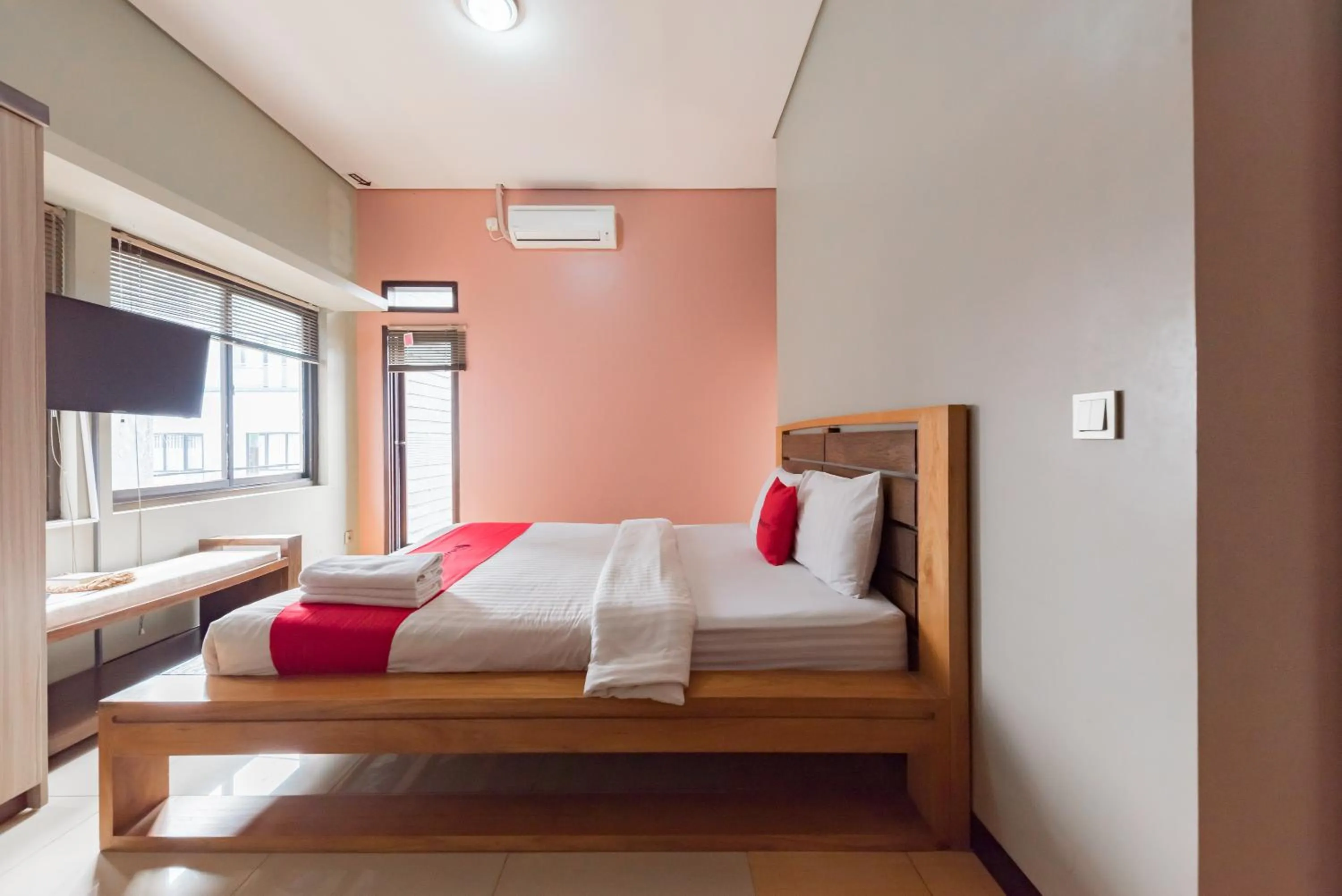 Bedroom, Bed in RedDoorz Syariah near Politeknik Negeri Bandung Campus