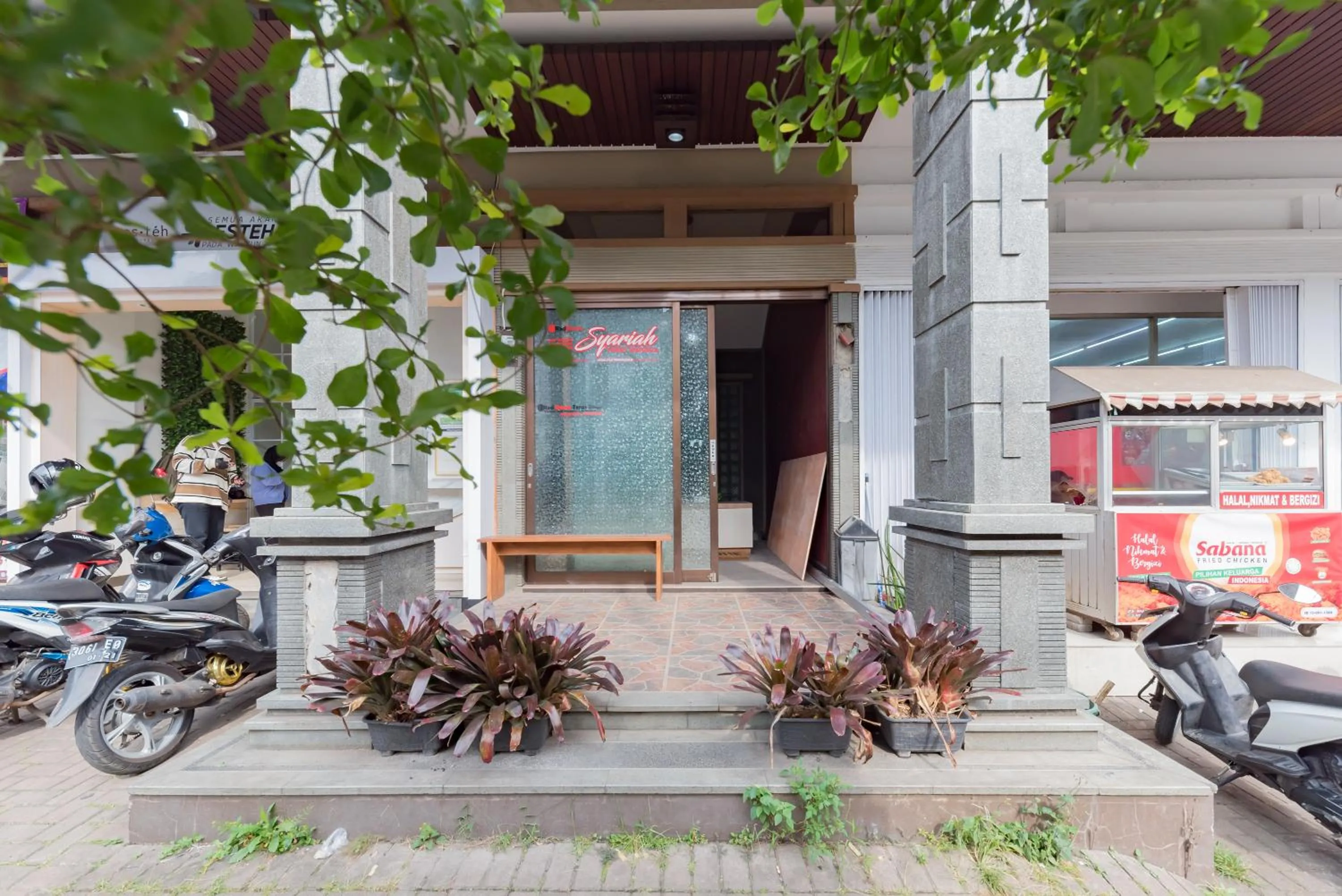 Facade/entrance in RedDoorz Syariah near Politeknik Negeri Bandung Campus